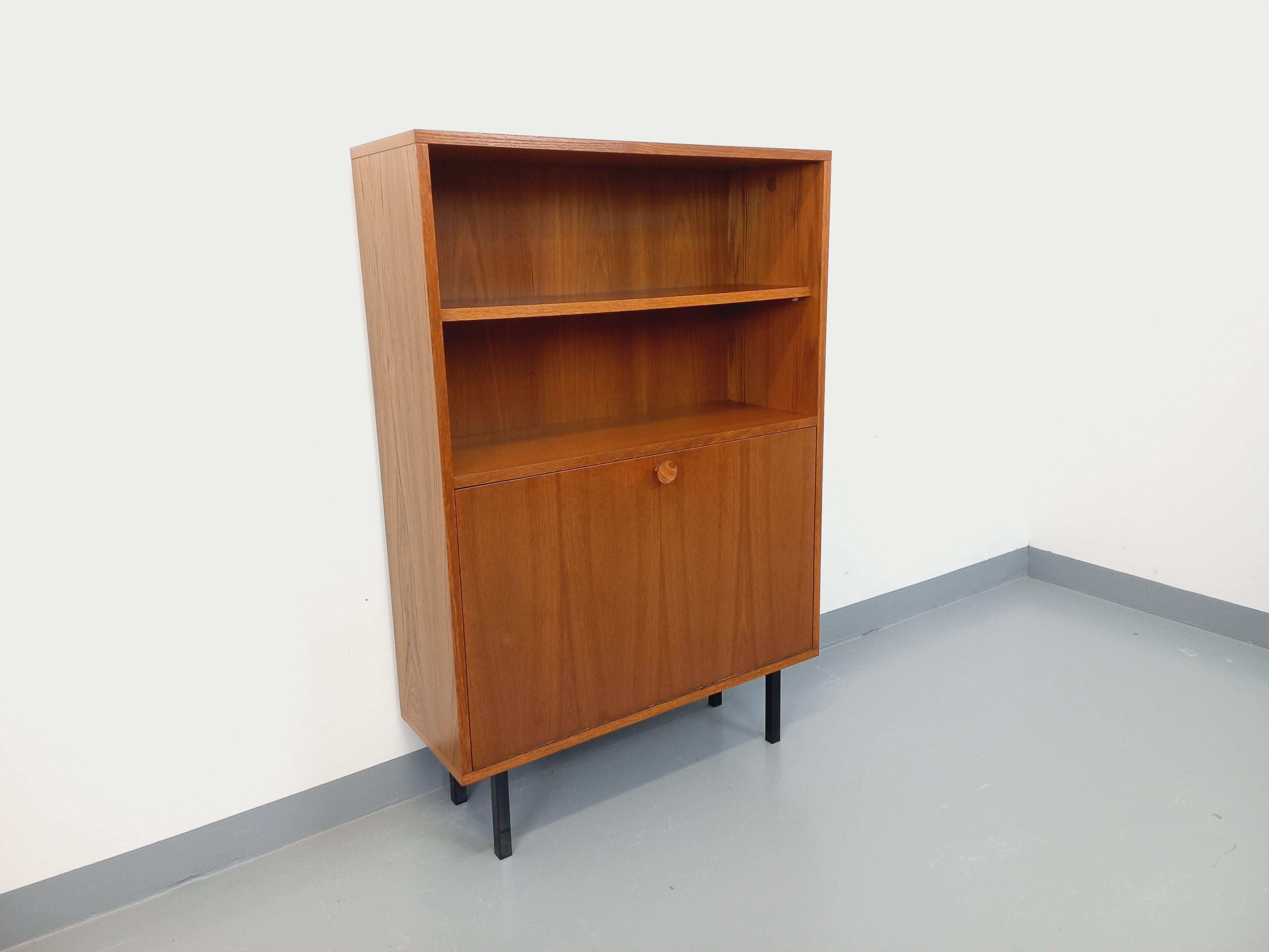 Bücherschrank aus den 60er Jahren, im modernen skandinavischen Stil im Stil der Möbel von Antoine Philippon und Jacqueline Lecoq für Degorre oder von Pierre Guariche für ARP Minvielle, en teck, pieds tubulaires carrés en métal noir, 2 grandes niches