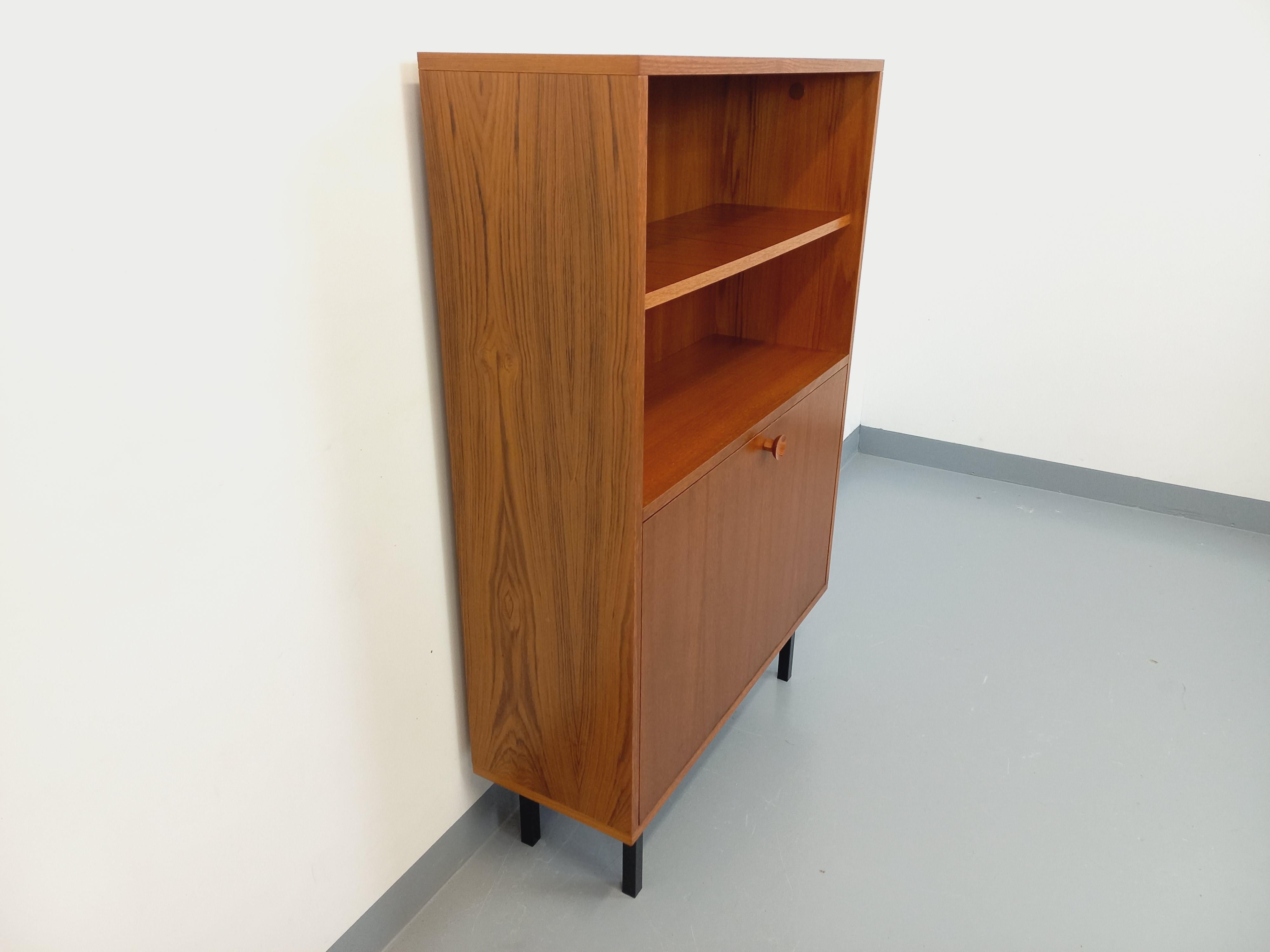 Bücherschrank im Vintage-Stil, skandinavisch und modern, aus Teakholz (Skandinavische Moderne) im Angebot