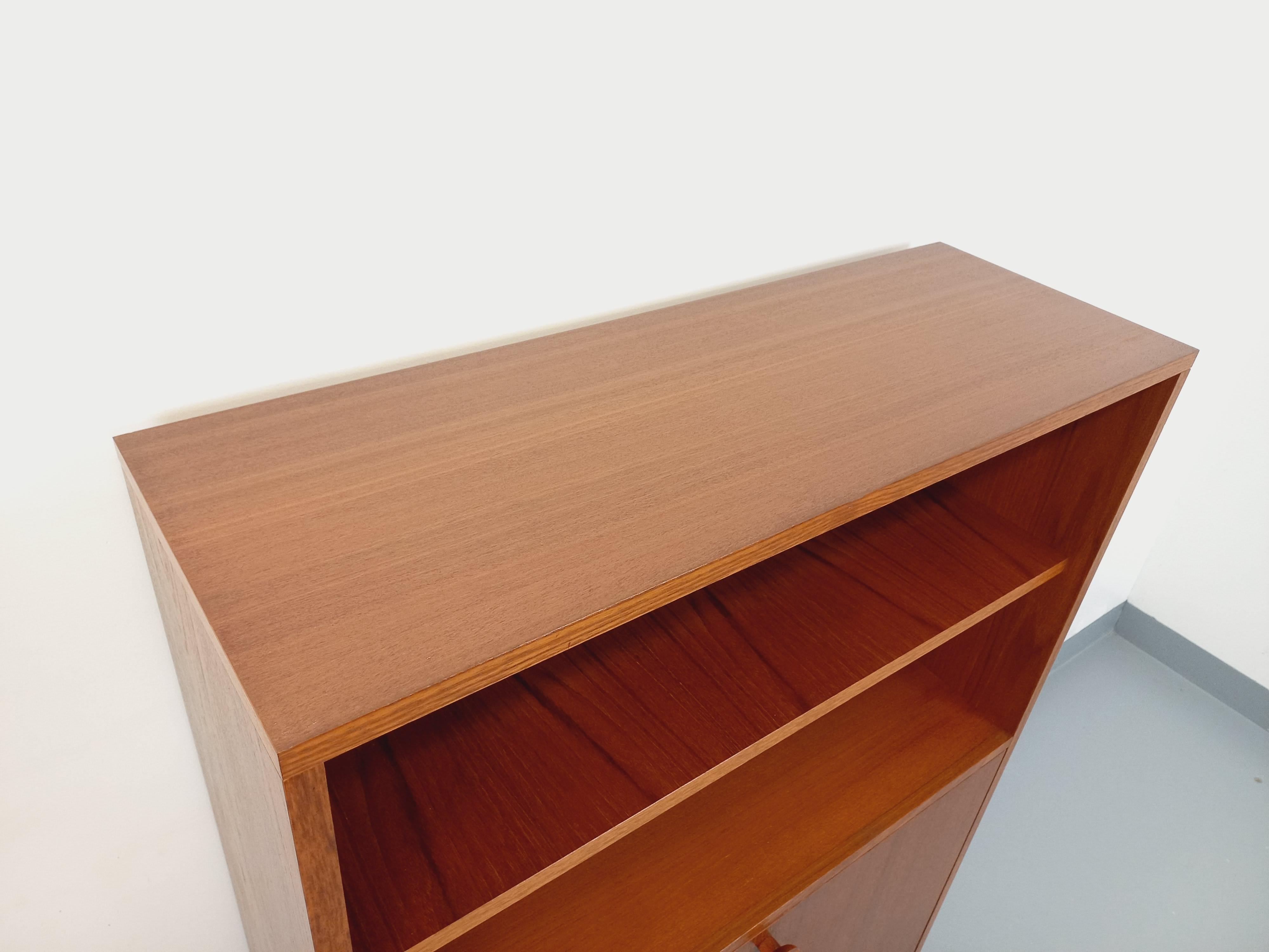 Bücherschrank im Vintage-Stil, skandinavisch und modern, aus Teakholz im Zustand „Gut“ im Angebot in BESANÇON, FR