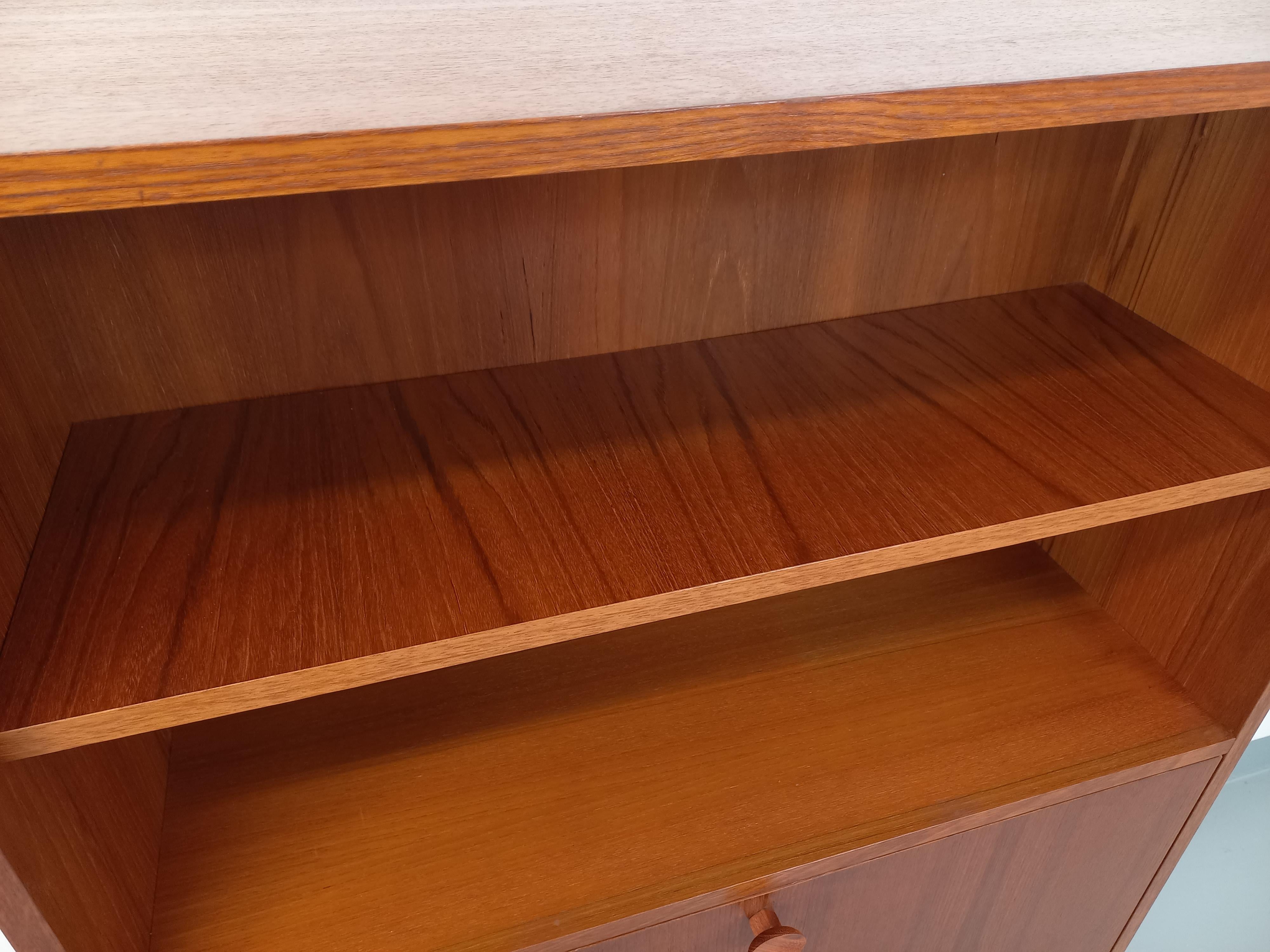 Bücherschrank im Vintage-Stil, skandinavisch und modern, aus Teakholz im Angebot 1
