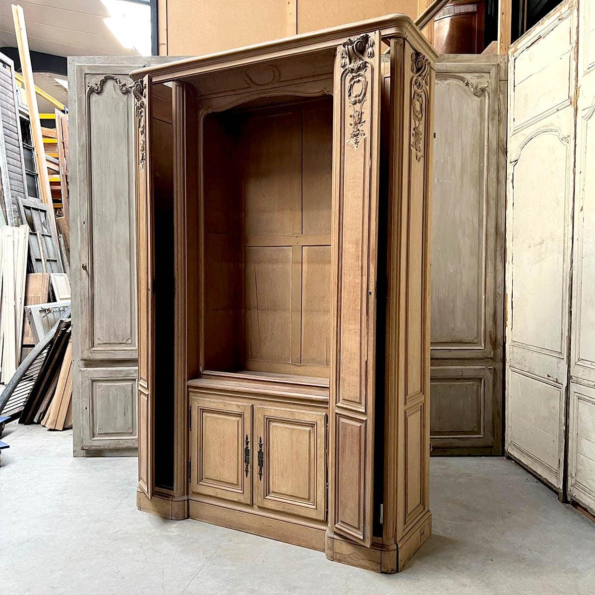 Oak bookcase in the Jansen style
Discover this sumptuous oak bookcase, inspired by the refined style of the Jansen house. This exceptional piece combines elegance and functionality, with its classic lines and finely carved ornaments. Its open