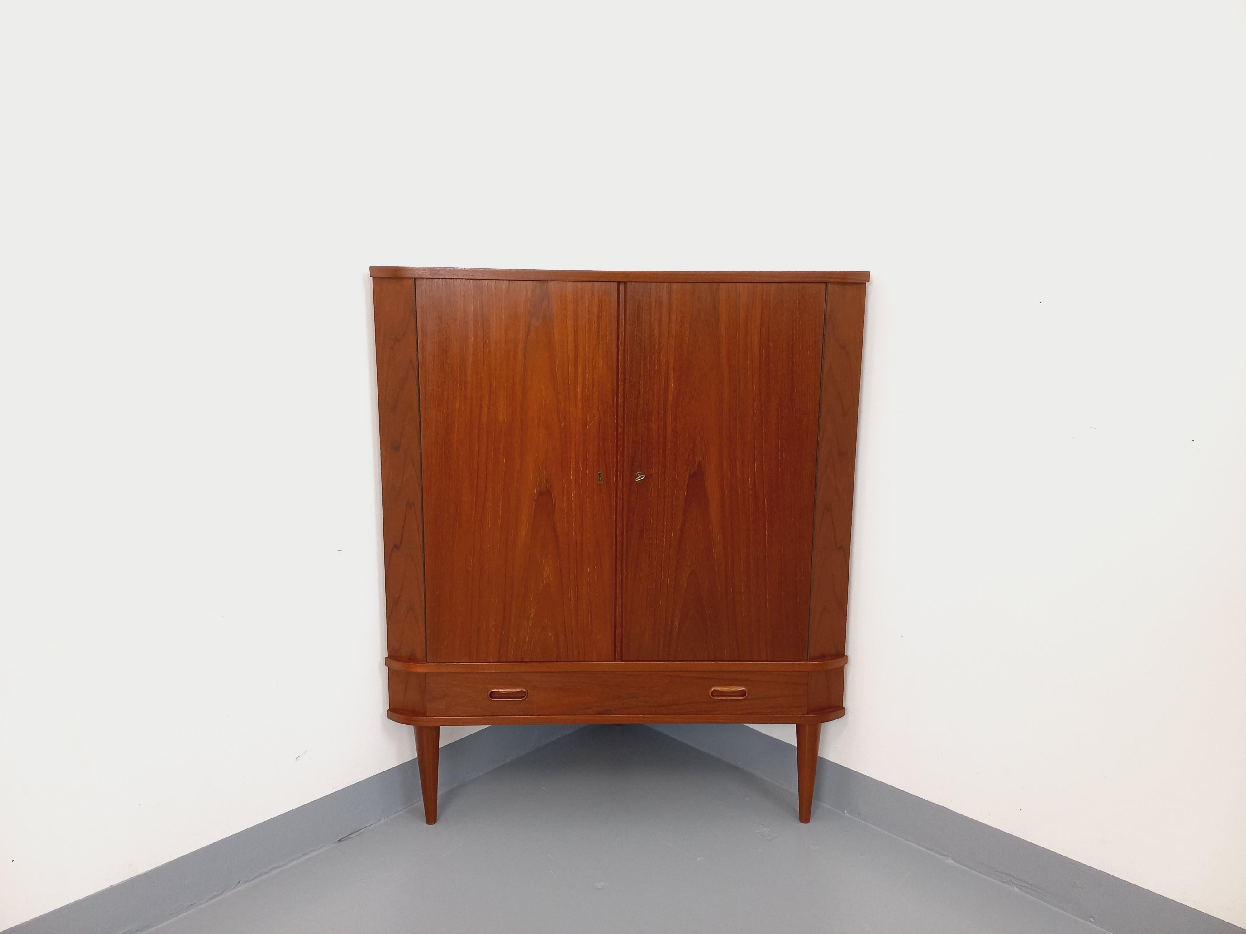 Meuble d'angle de rangement vintage scandinave en teck des années 60 en vente 3