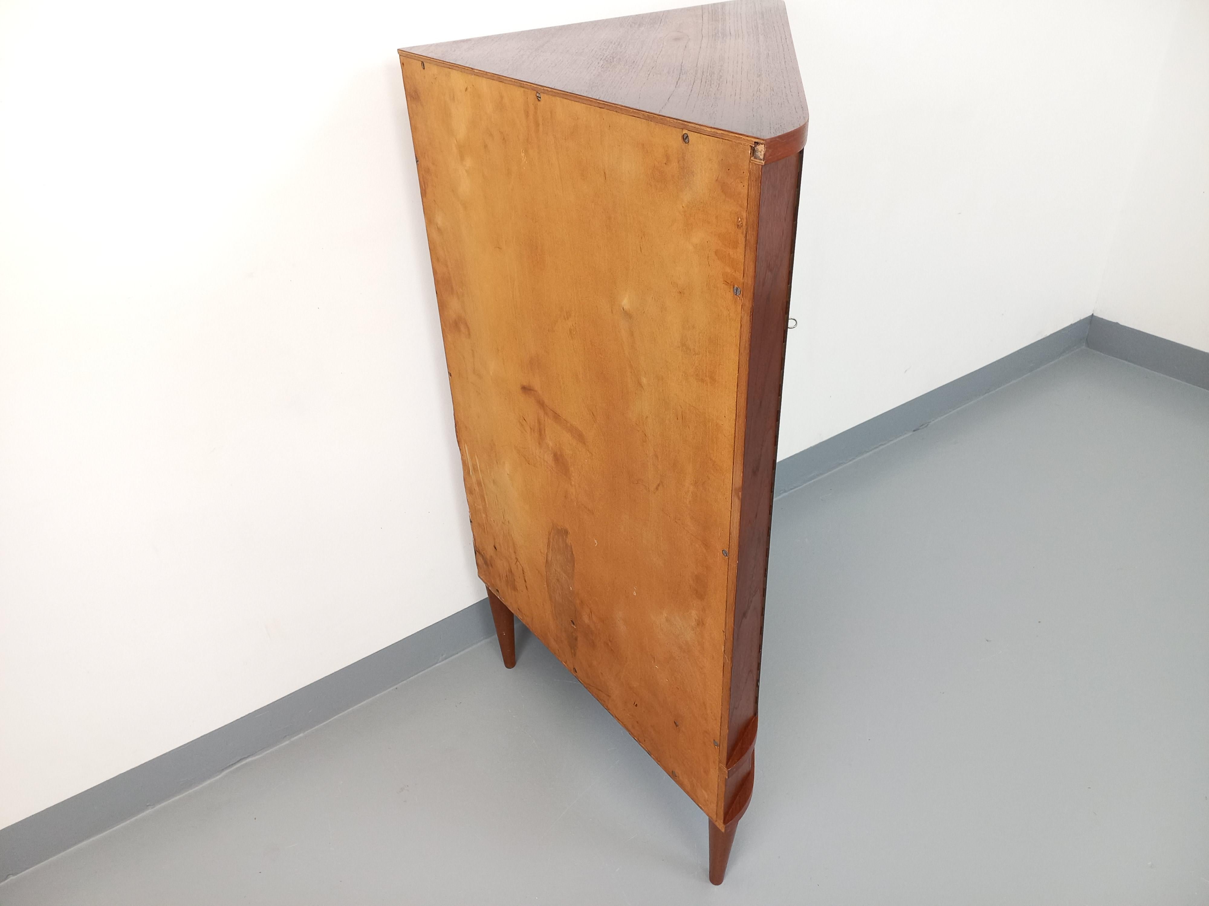 Meuble de rangement vintage scandinave des années 60, design danois, en teck, pieds compas, 2 portes avec 2 étagères intérieures, 1 tiroir, intérieur en bois clair, très bon état.
Réf 241 027
Hauteur : 109 cm
Largeur : 90 cm
Profondeur : 49 cm
