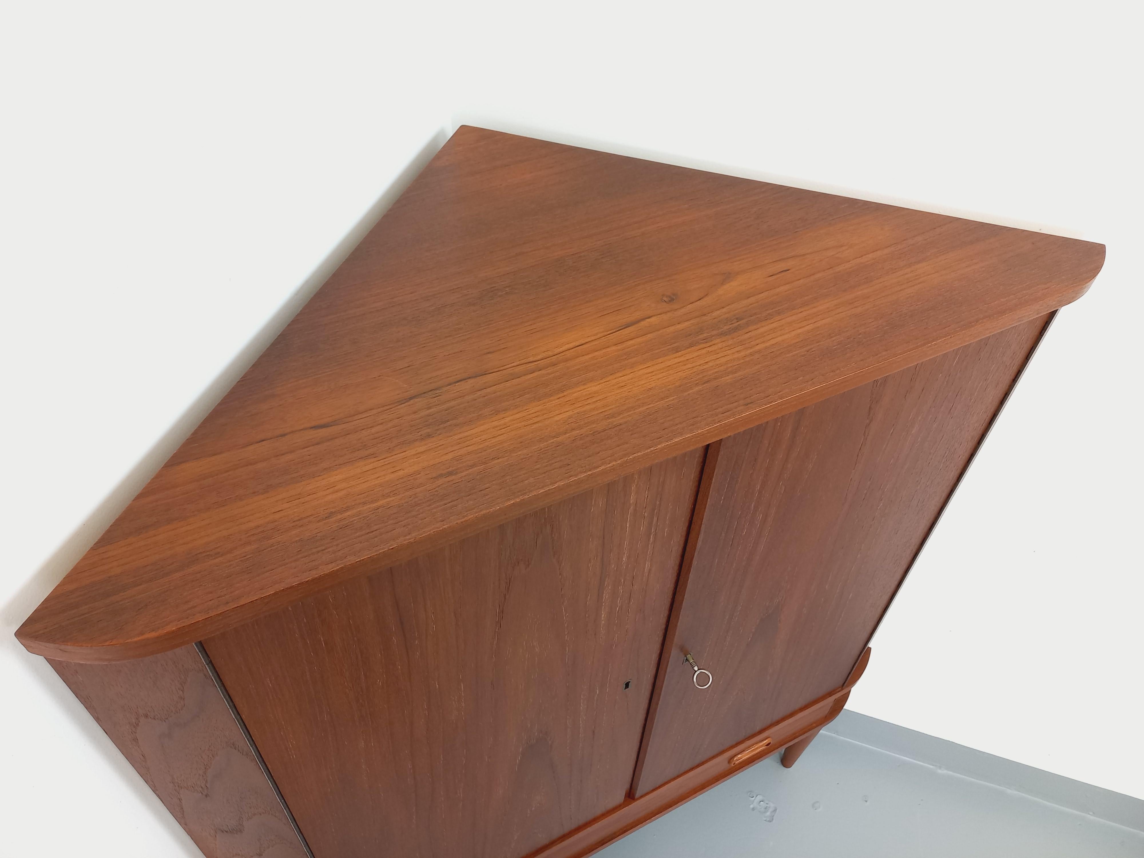 Scandinave moderne Meuble d'angle de rangement vintage scandinave en teck des années 60 en vente
