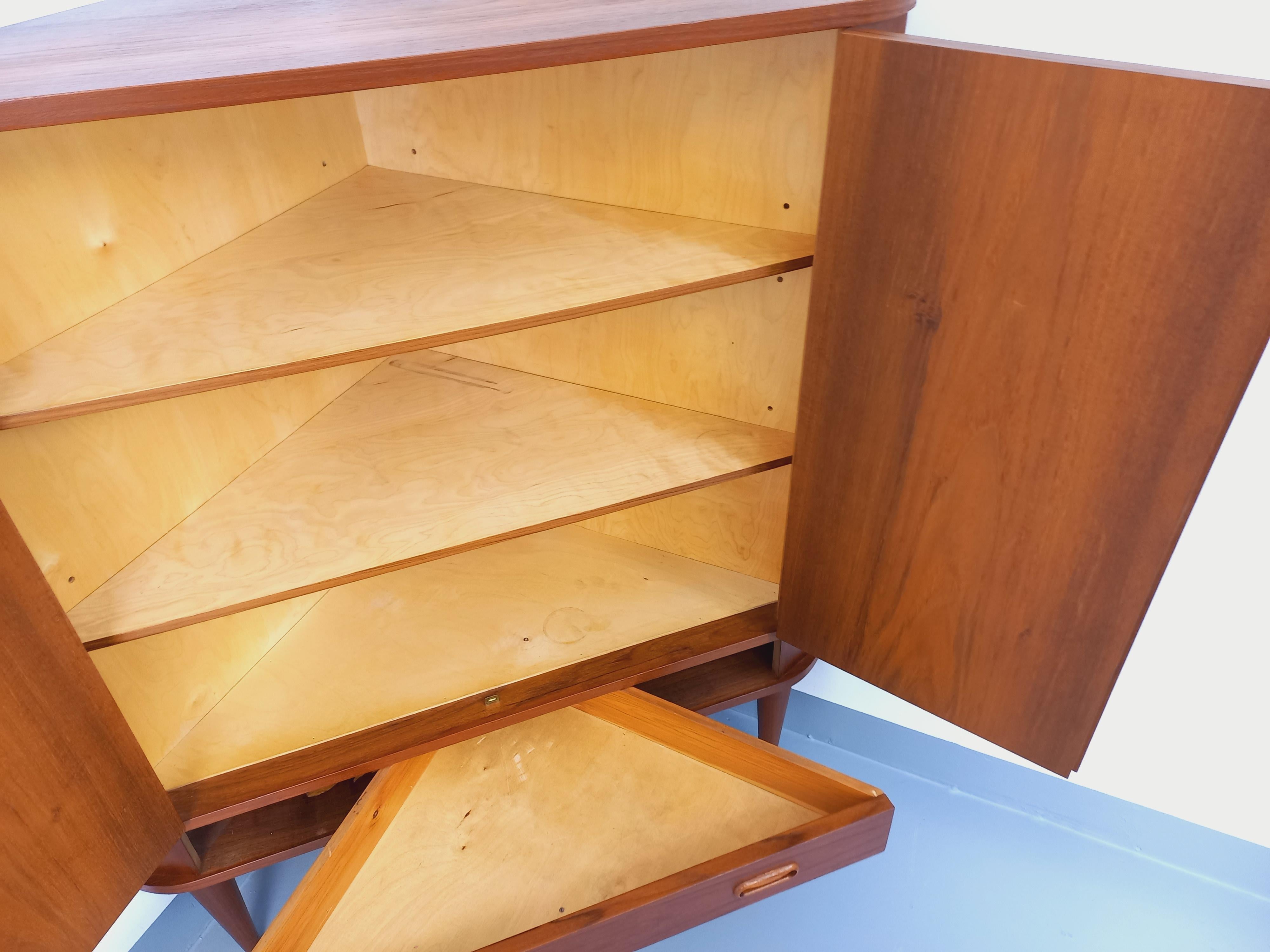 Scandinave Meuble d'angle de rangement vintage scandinave en teck des années 60 en vente