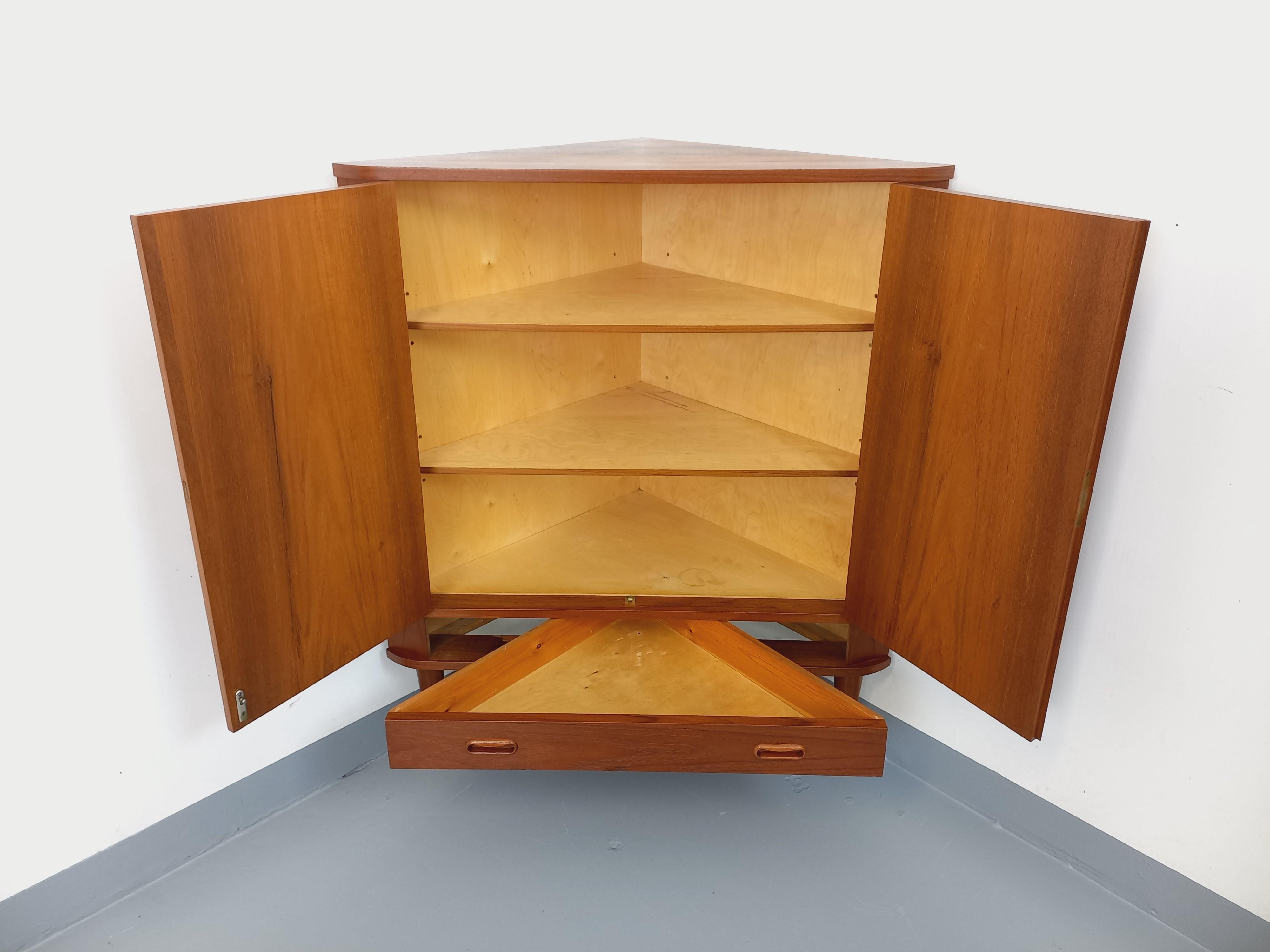 Meuble d'angle de rangement vintage scandinave en teck des années 60 Bon état - En vente à BESANÇON, FR