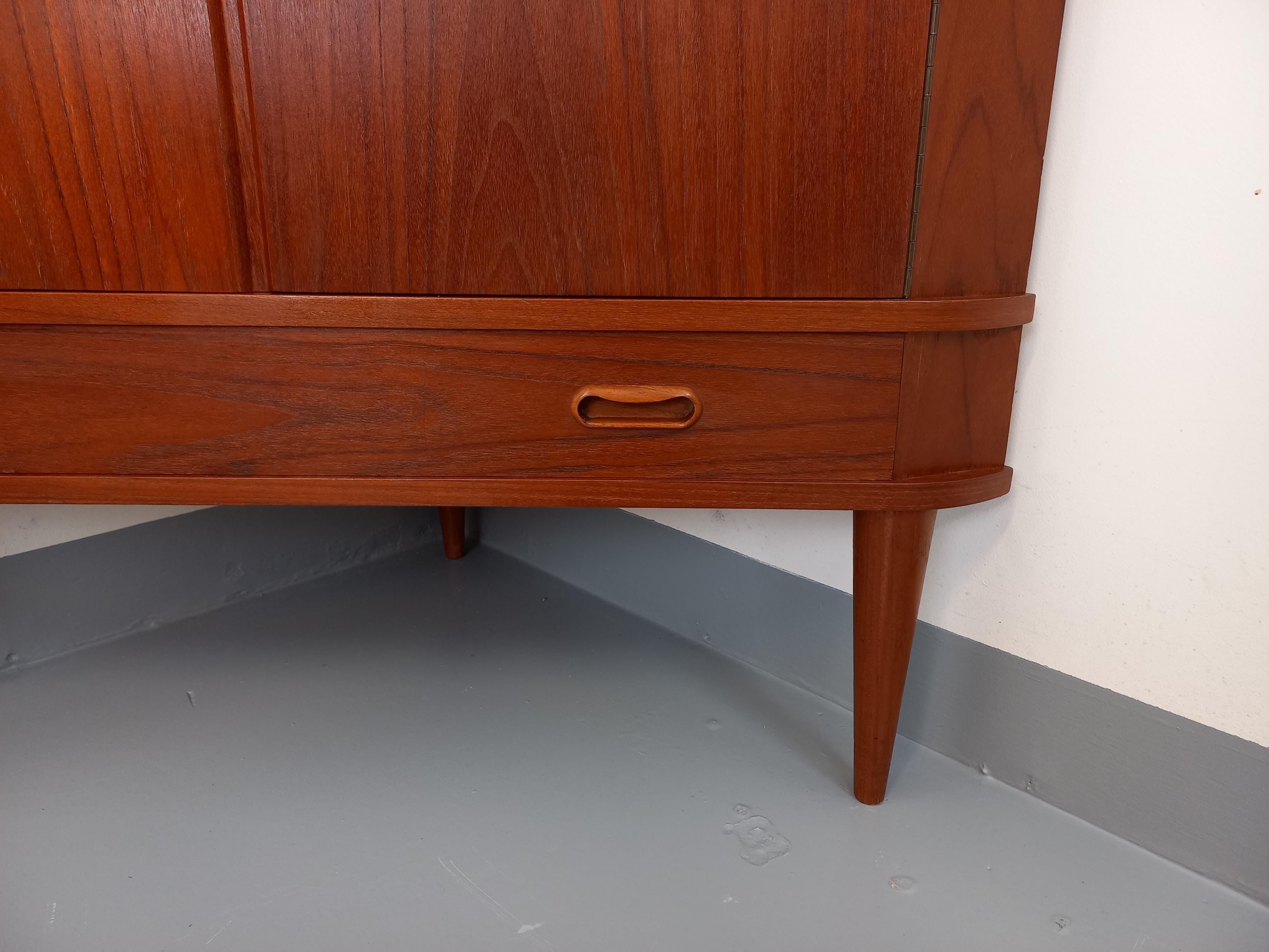 Meuble d'angle de rangement vintage scandinave en teck des années 60 en vente 1