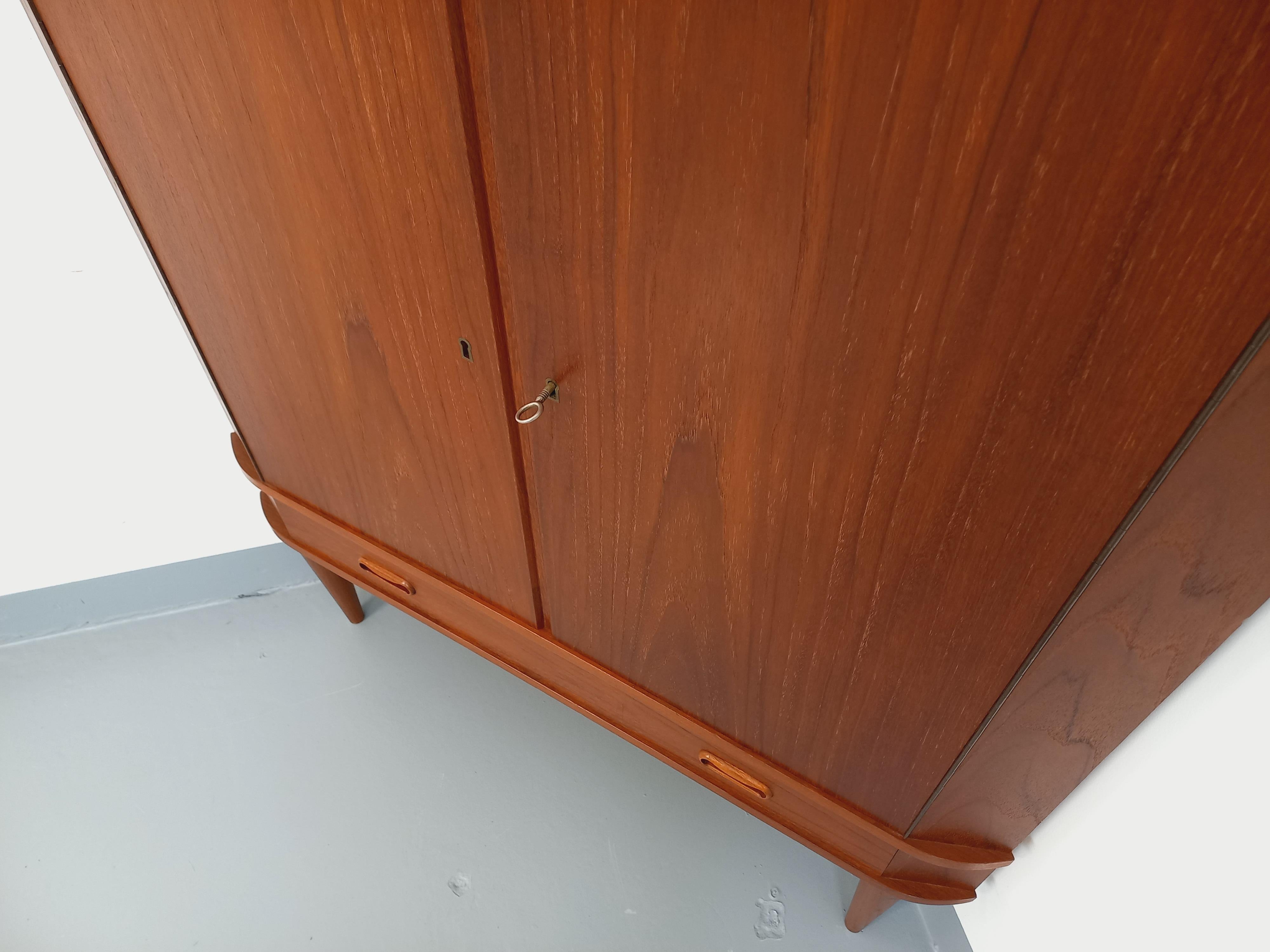 Meuble d'angle de rangement vintage scandinave en teck des années 60 en vente 2