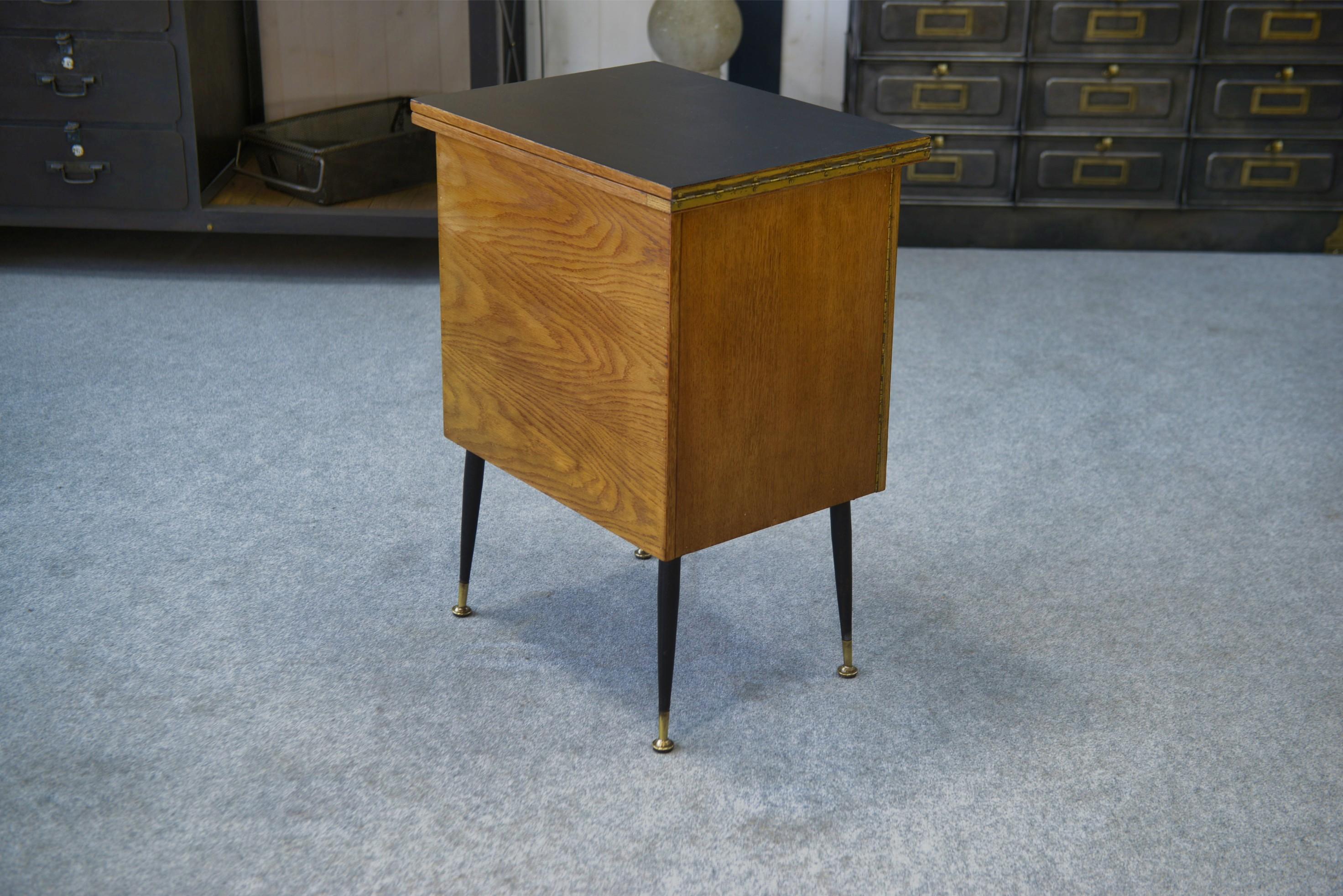 Meuble d'appoint dépliant en bureau, acier, laiton et chêne 1960's en vente 5