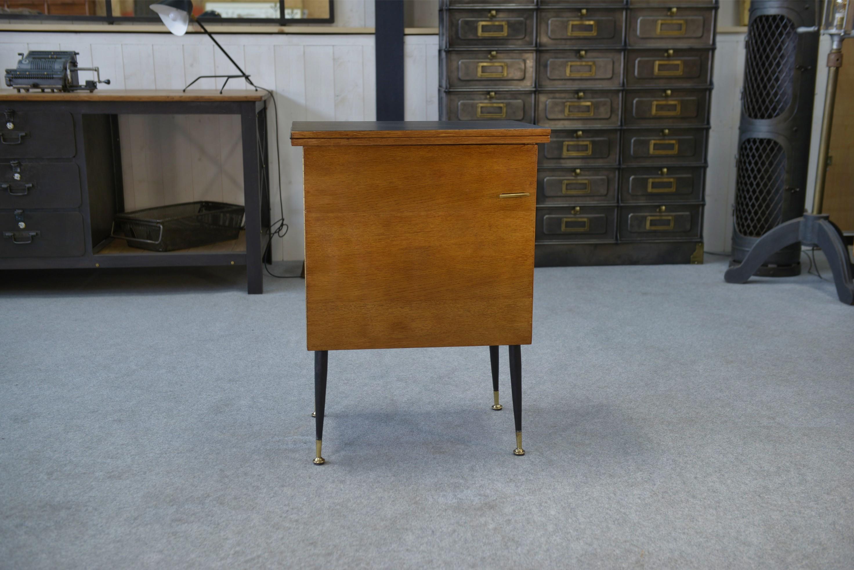 Français Meuble d'appoint dépliant en bureau, acier, laiton et chêne 1960's en vente