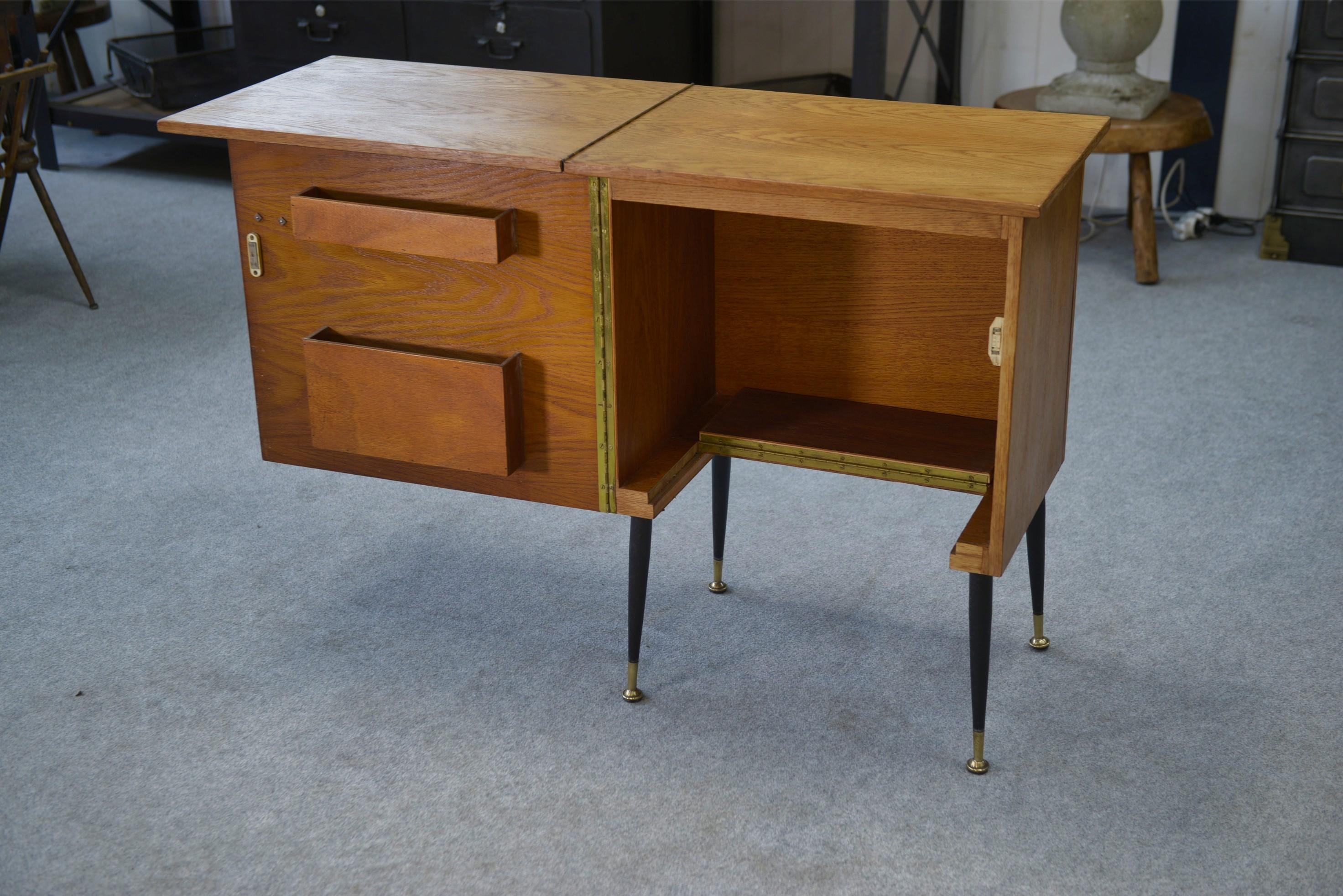 Meuble d'appoint dépliant en bureau, acier, laiton et chêne 1960's Bon état - En vente à TOURCOING, FR