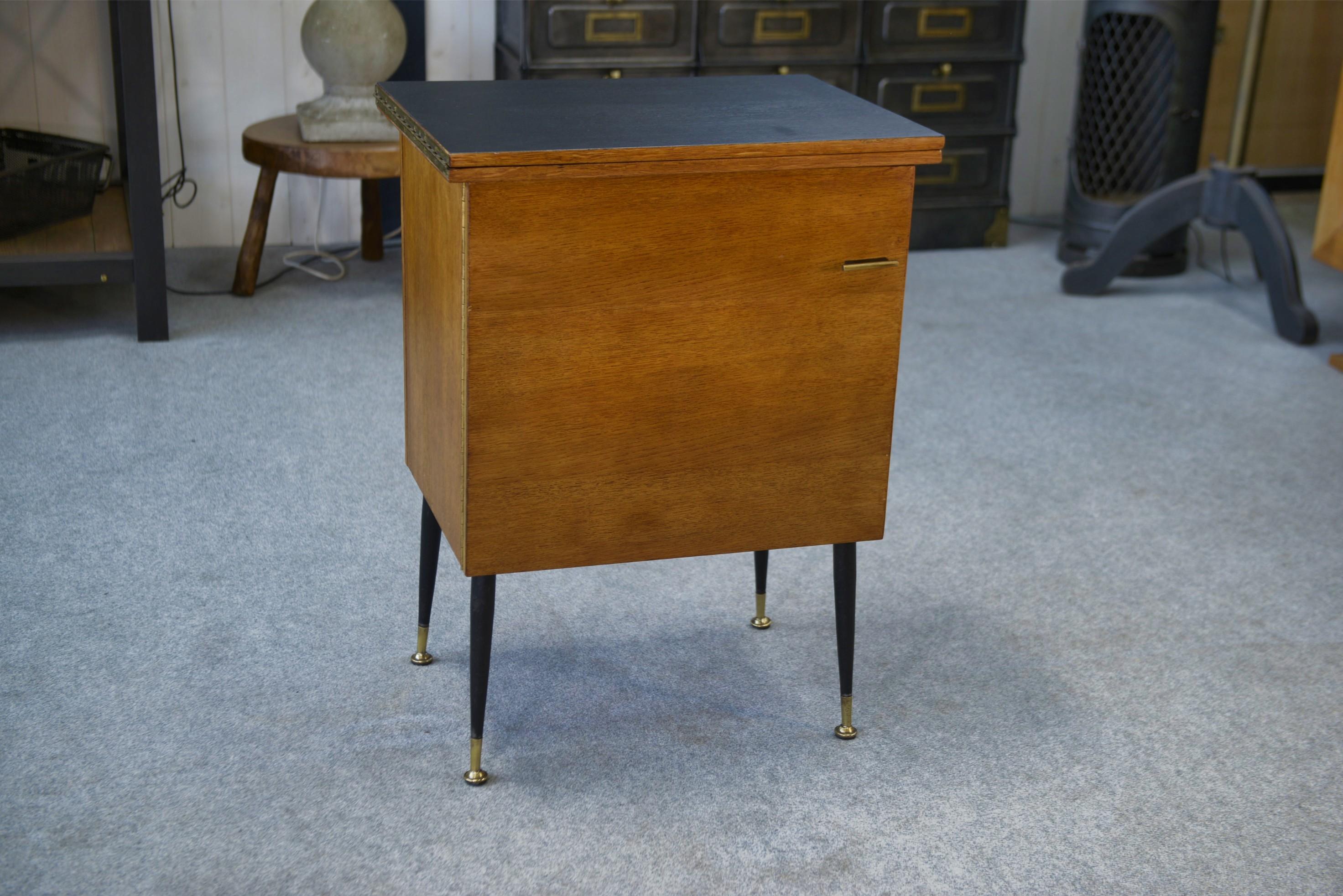 Meuble d'appoint dépliant en bureau, acier, laiton et chêne 1960's en vente 1