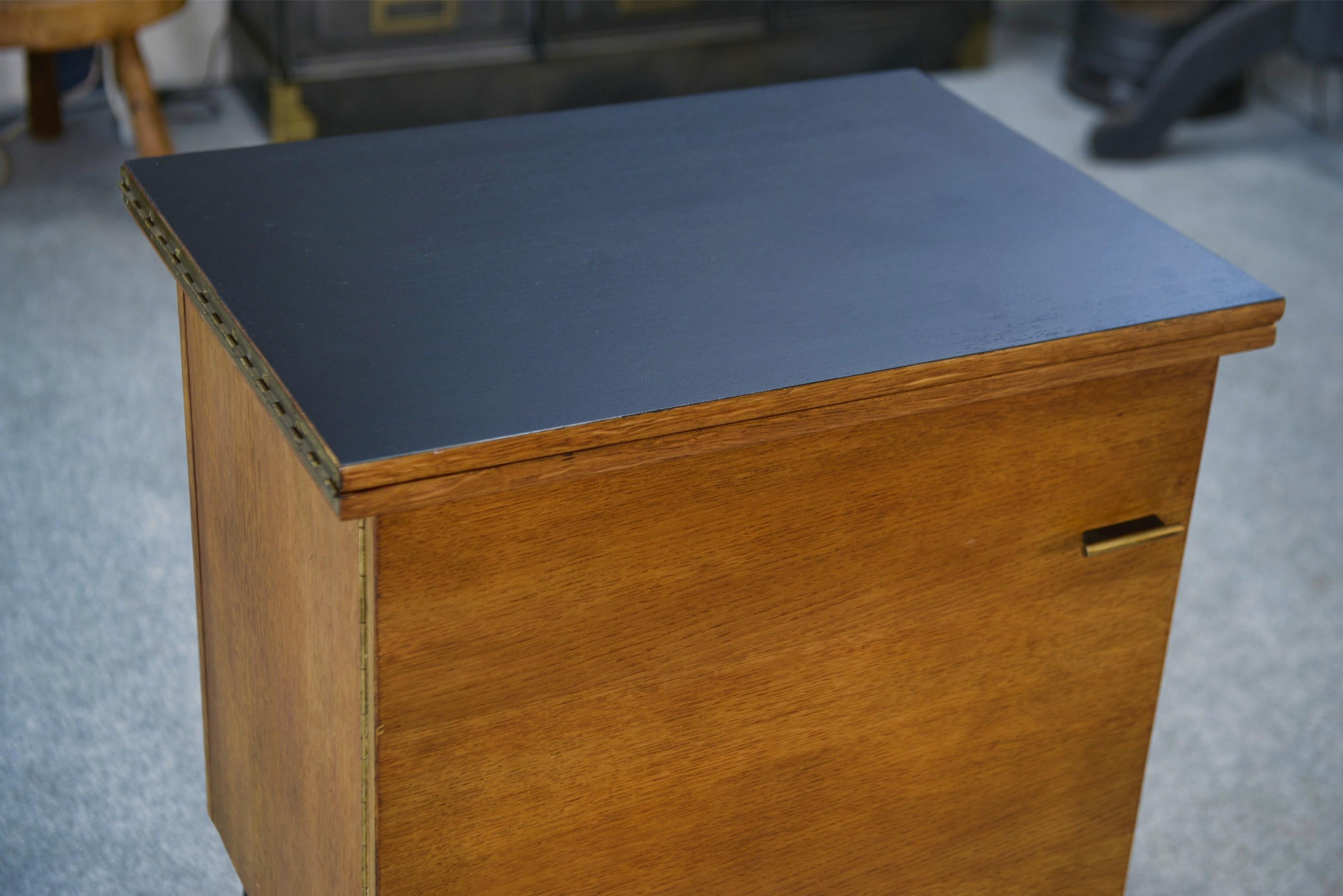 Meuble d'appoint dépliant en bureau, acier, laiton et chêne 1960's en vente 3