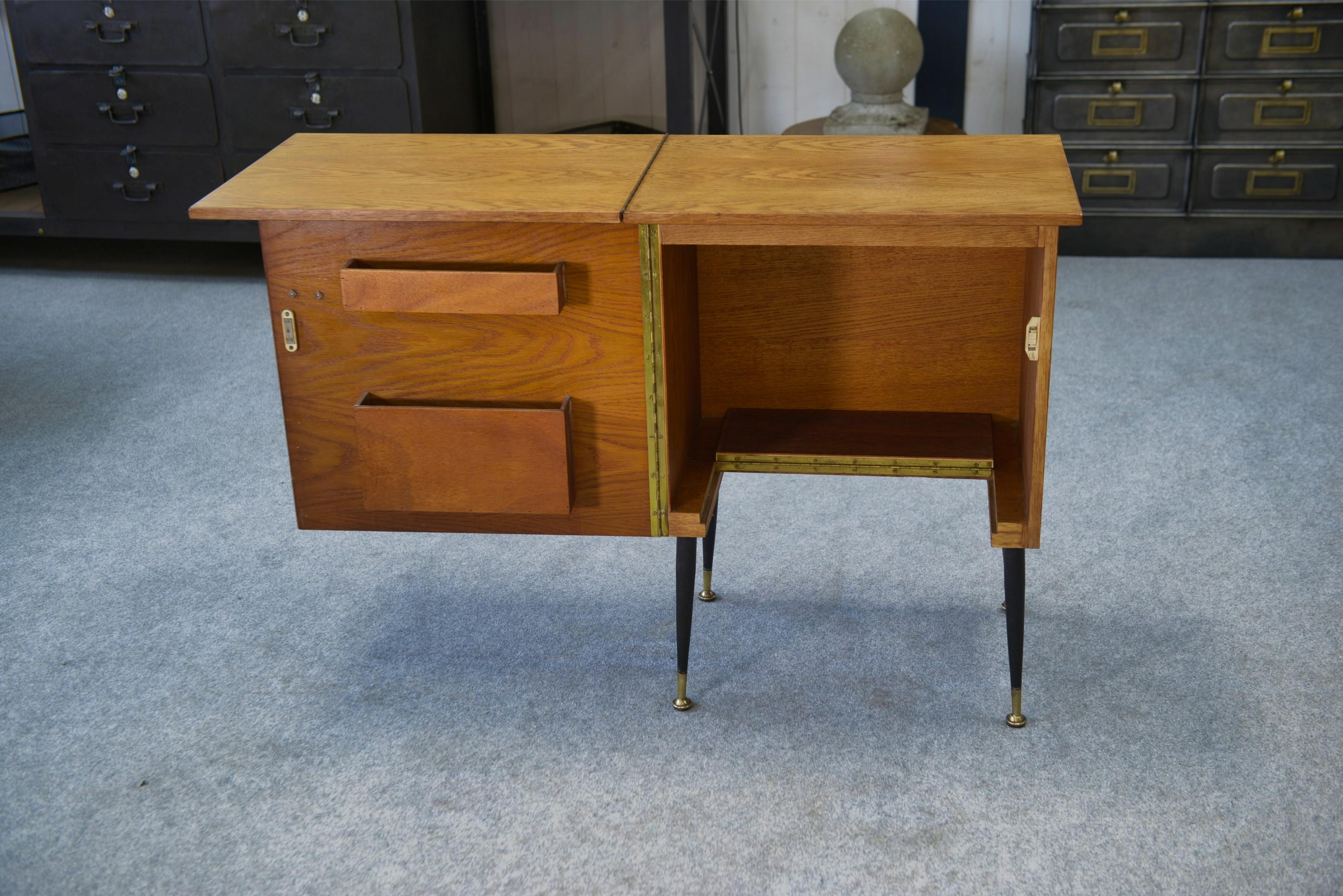 Meuble d'appoint dépliant en bureau, acier, laiton et chêne 1960's en vente 4