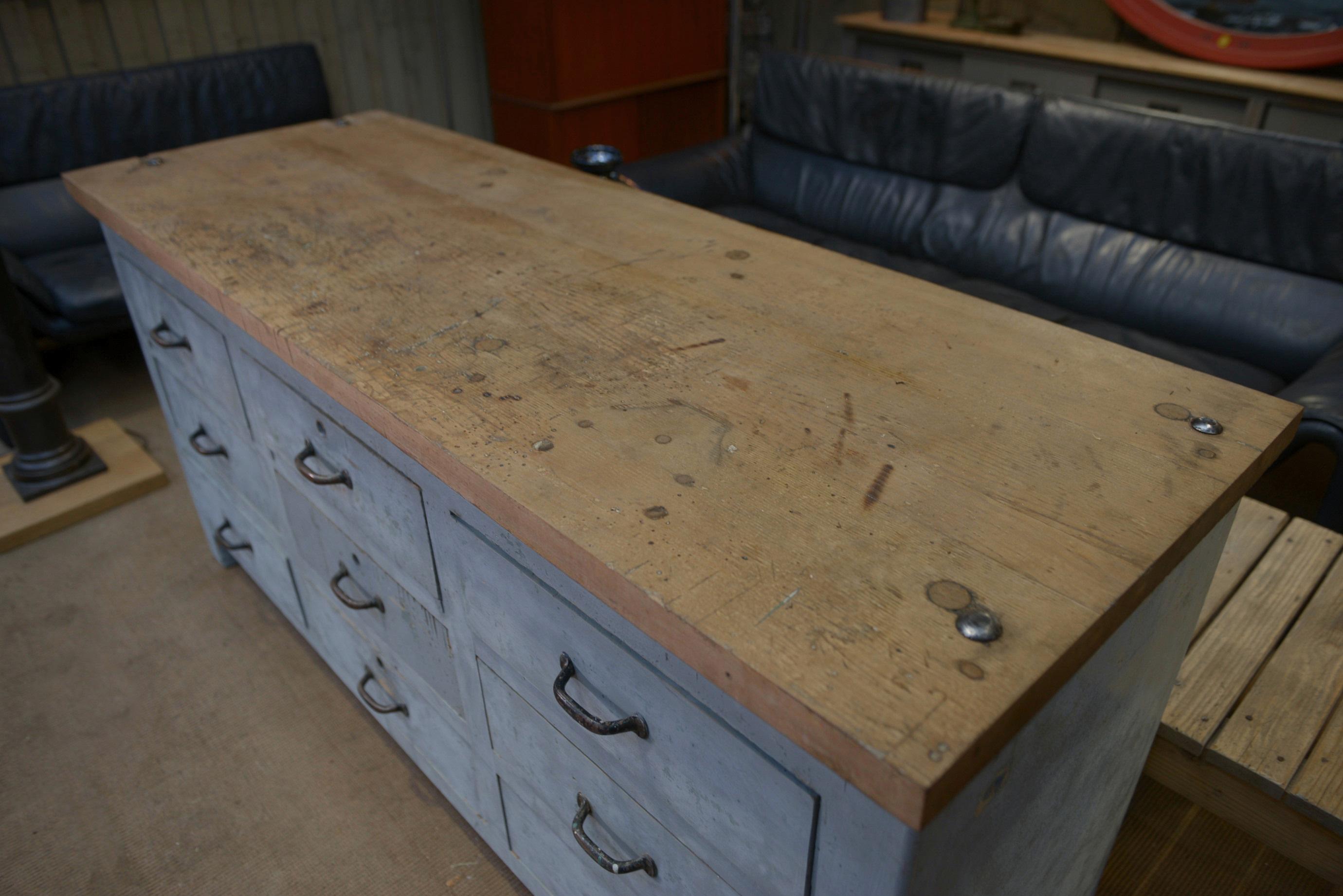 Milieu du XXe siècle Meuble de métier à 9 tiroirs patiné gris d'origine 1950 en vente