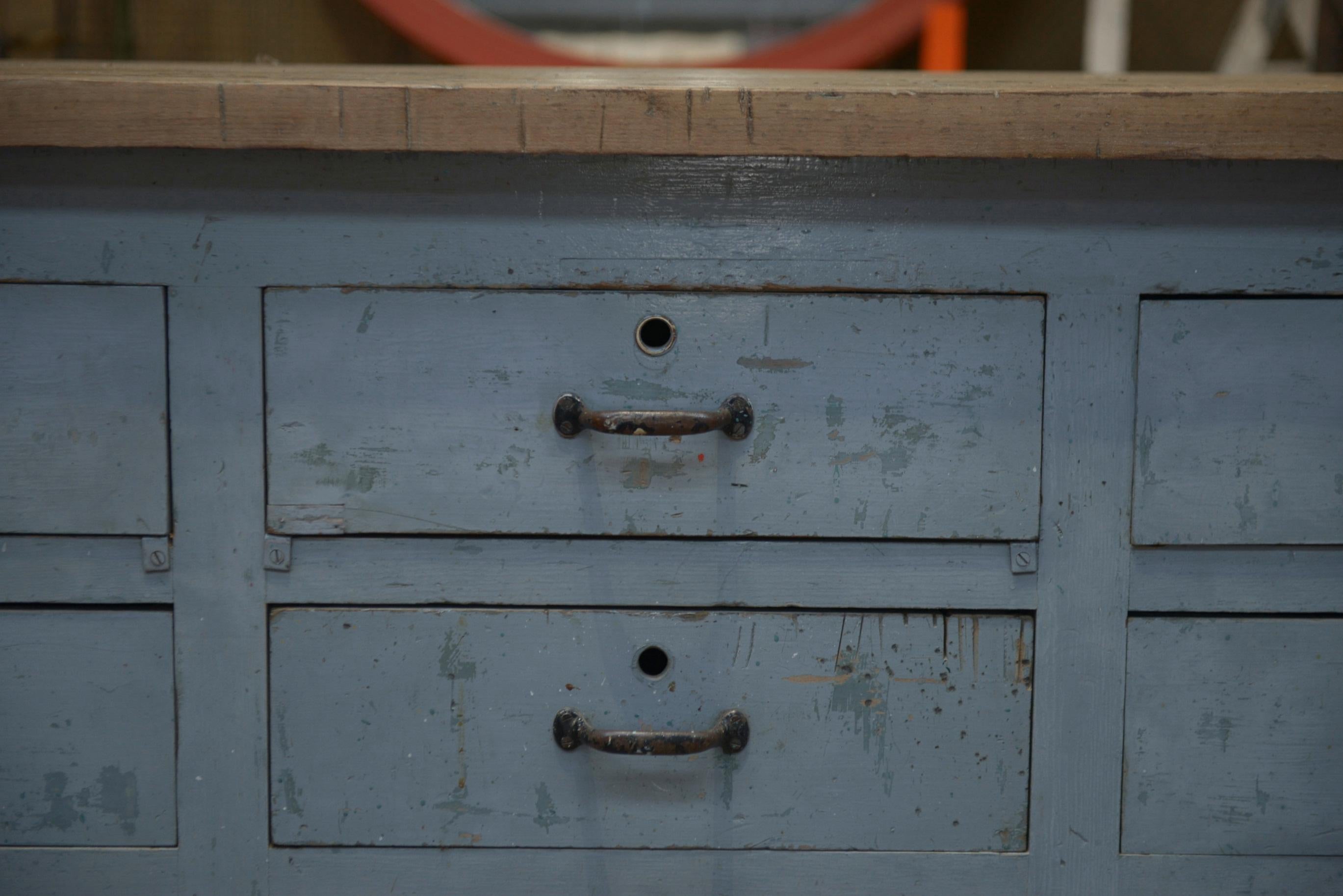 Hêtre Meuble de métier à 9 tiroirs patiné gris d'origine 1950 en vente