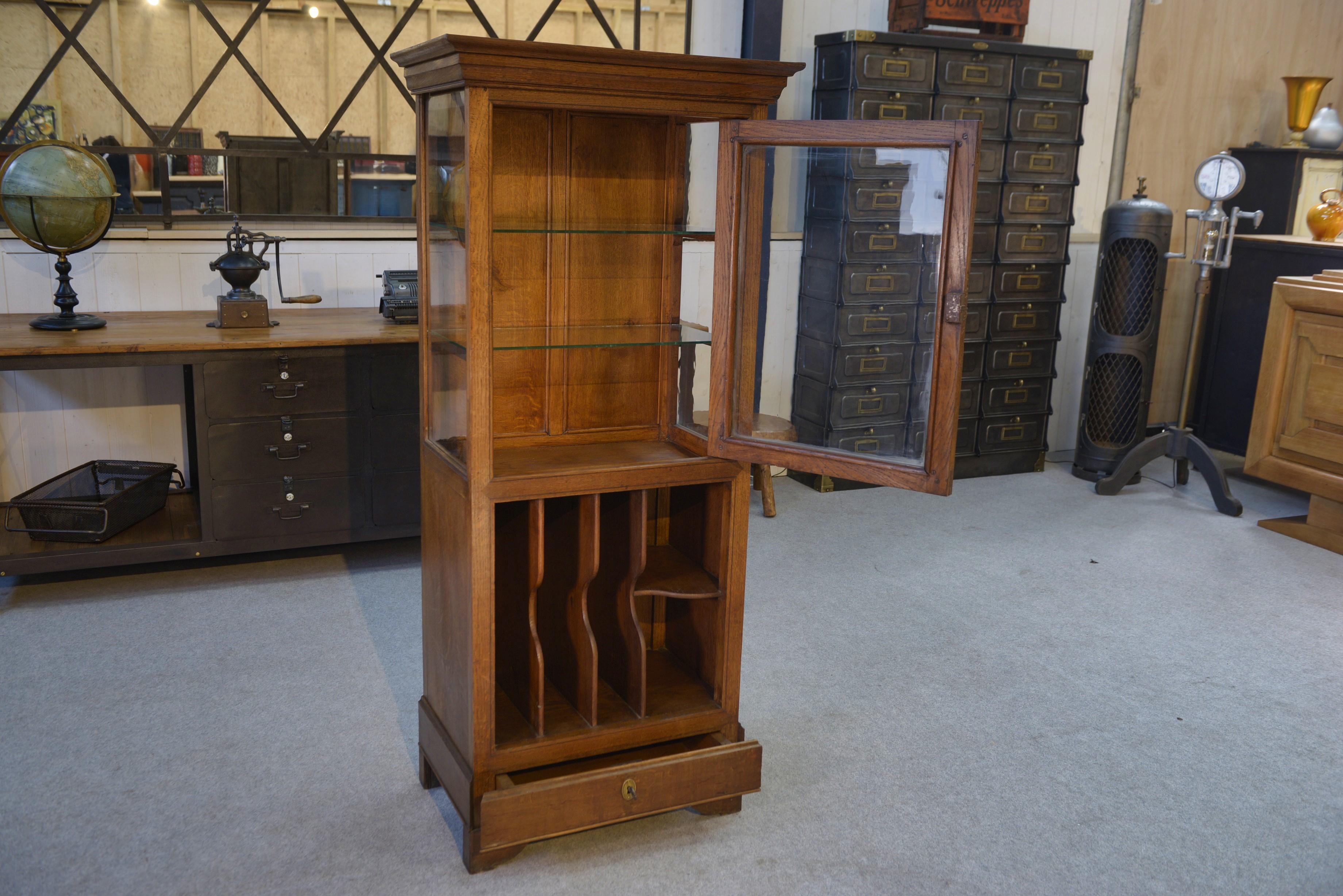 Français Meuble de métier de médecin en chêne massif 1900's en vente