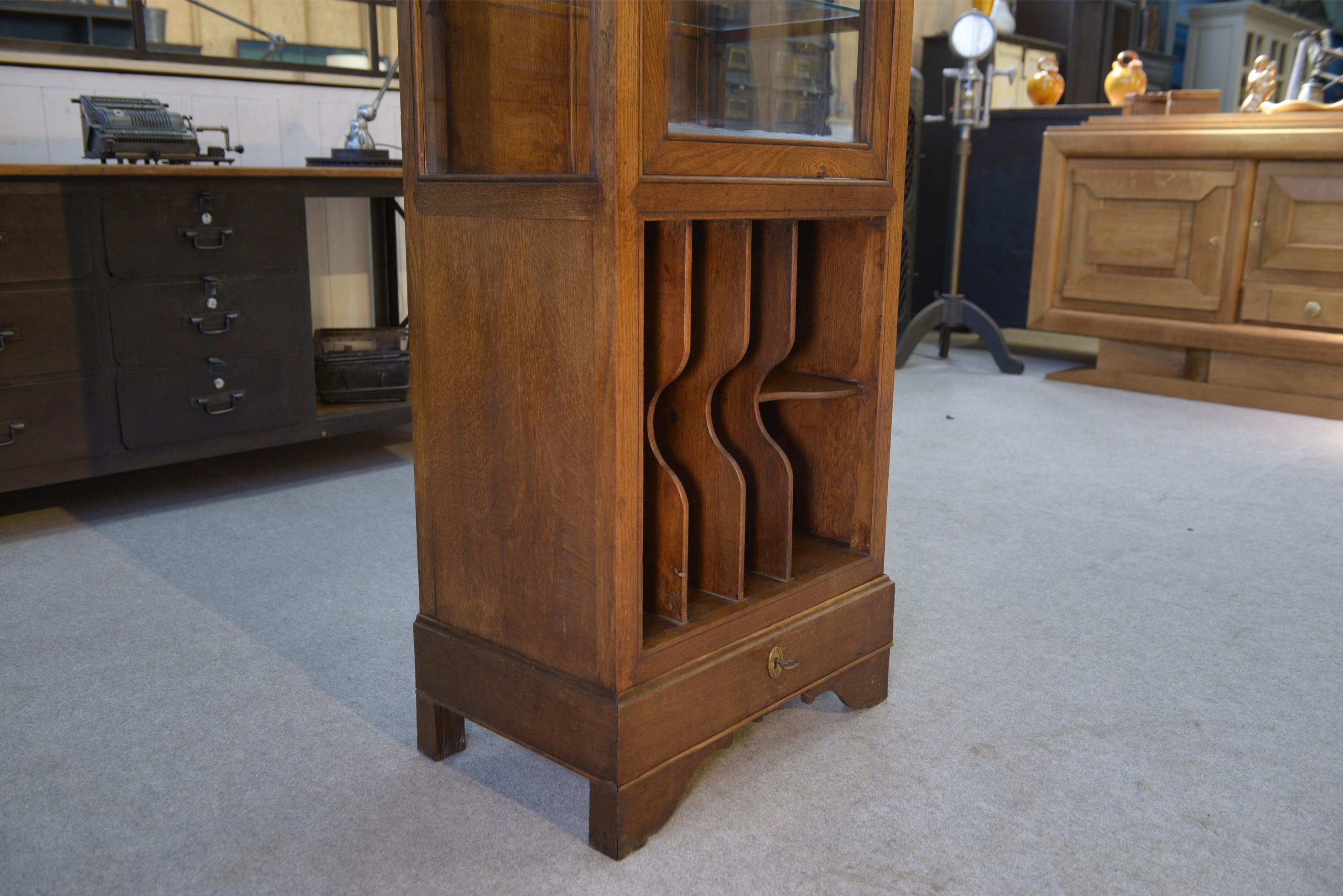 Meuble de métier de médecin en chêne massif 1900's en vente 2