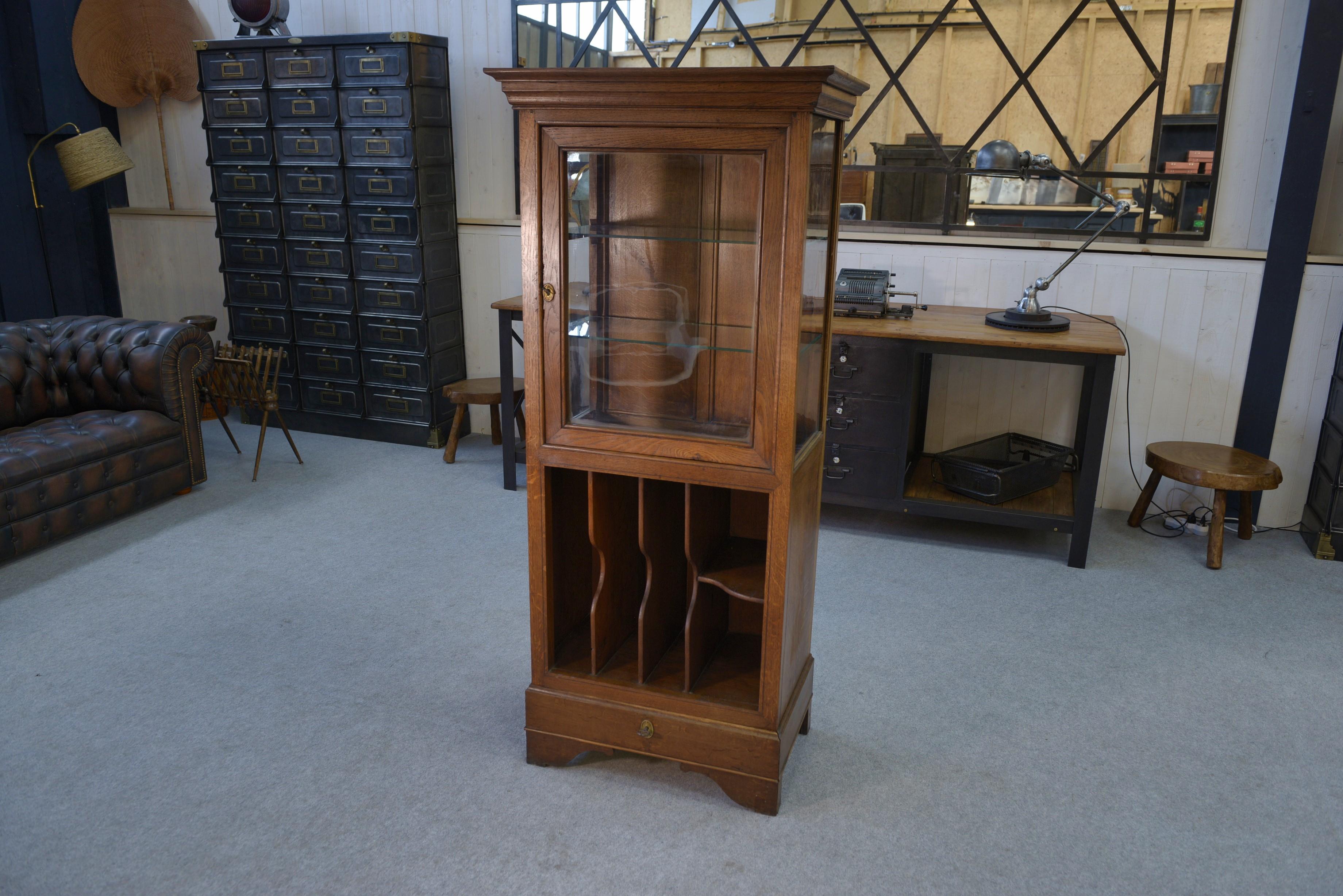 Meuble de métier de médecin en chêne massif 1900's en vente 4