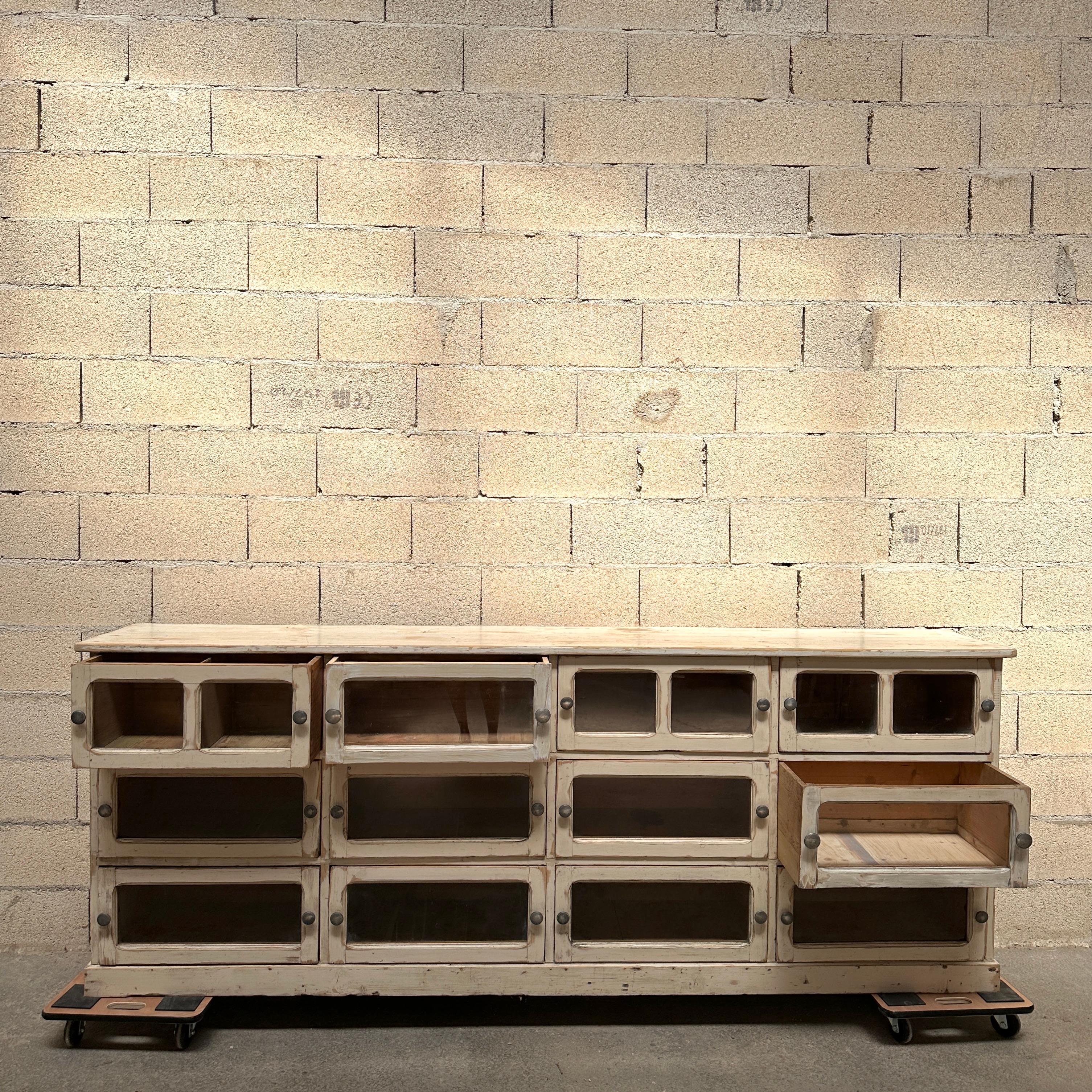 Grand meuble de métier, grainetier, en bois massif avec nombreux tiroirs vitrés.  L241,5 x P45 x H91 cm  
formats tiroirs (1 compartiments ou 2 compartiments) : P34,5 x L52 x H23 cm 