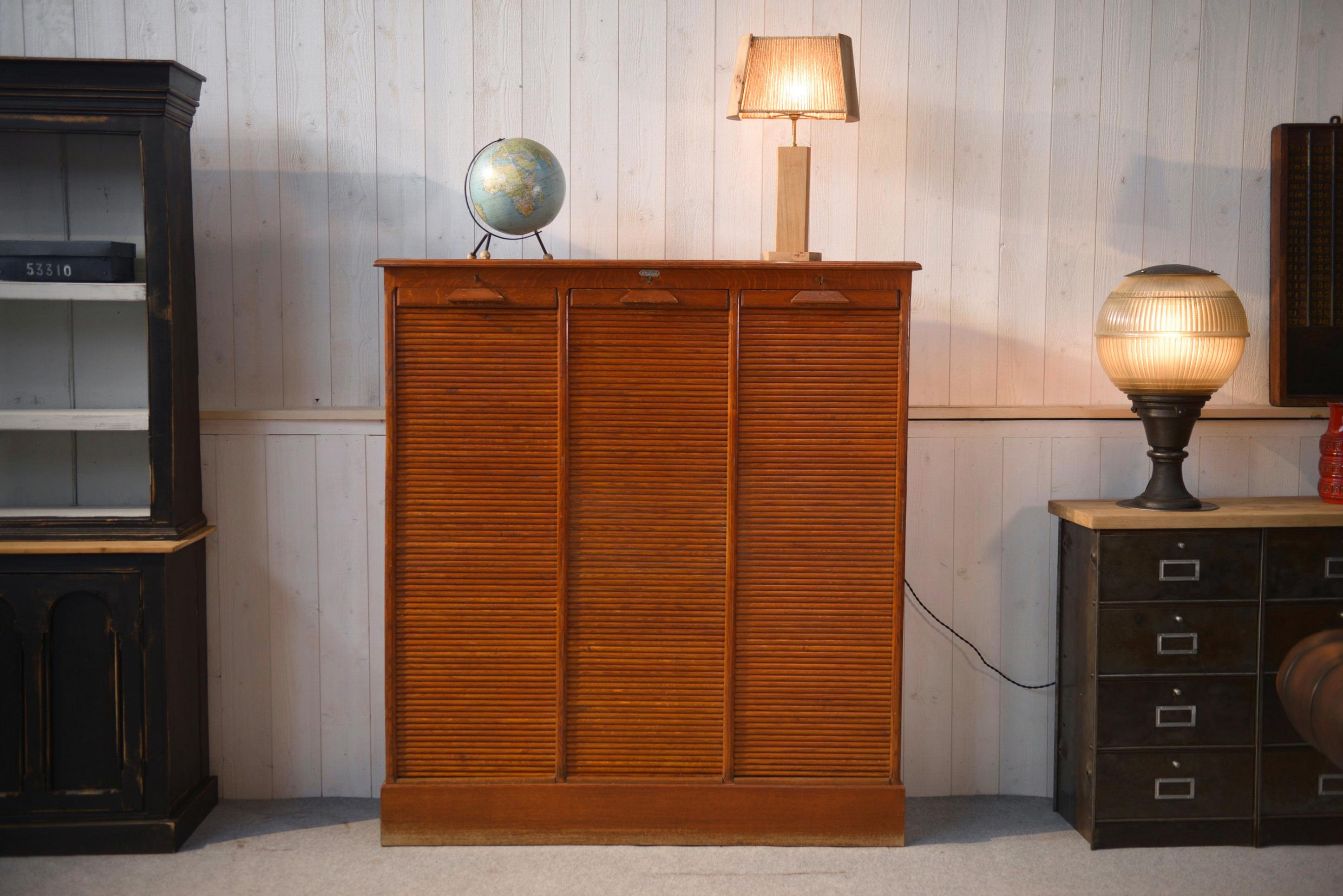 Meuble de notaire en bois à volet de la marque 