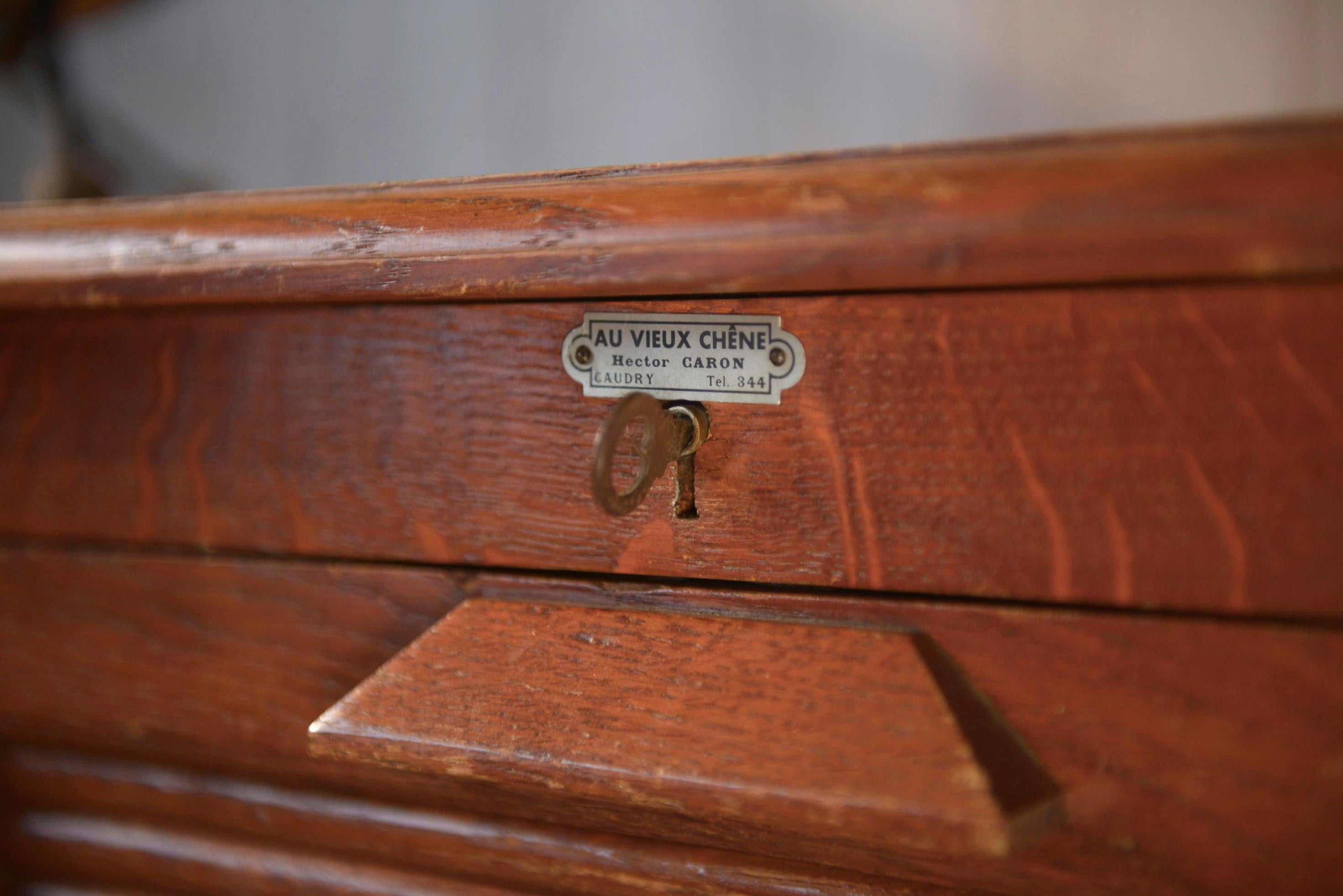 Meuble de notaire en bois à volet de la marque 