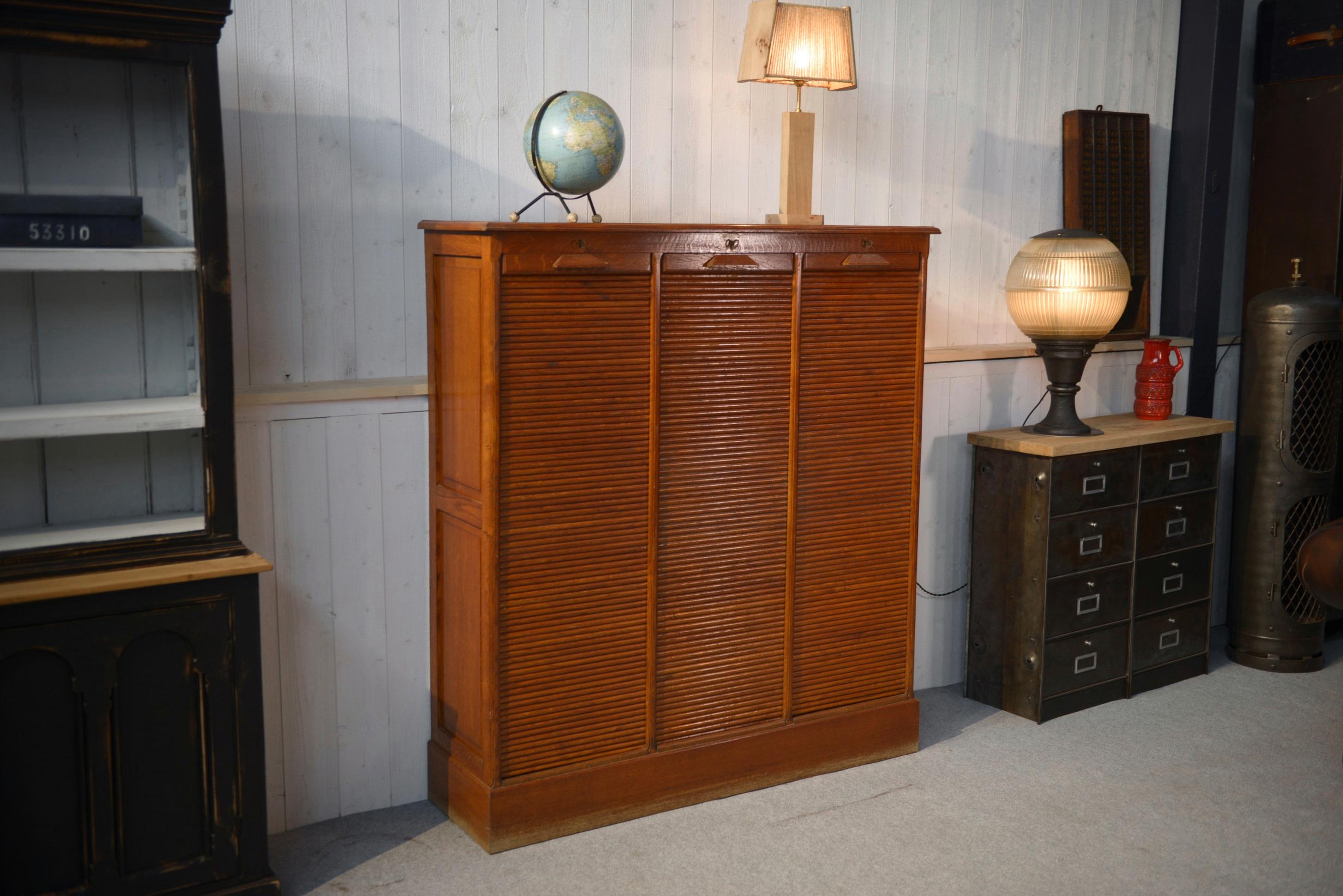 Meuble de notaire en bois à volet de la marque 