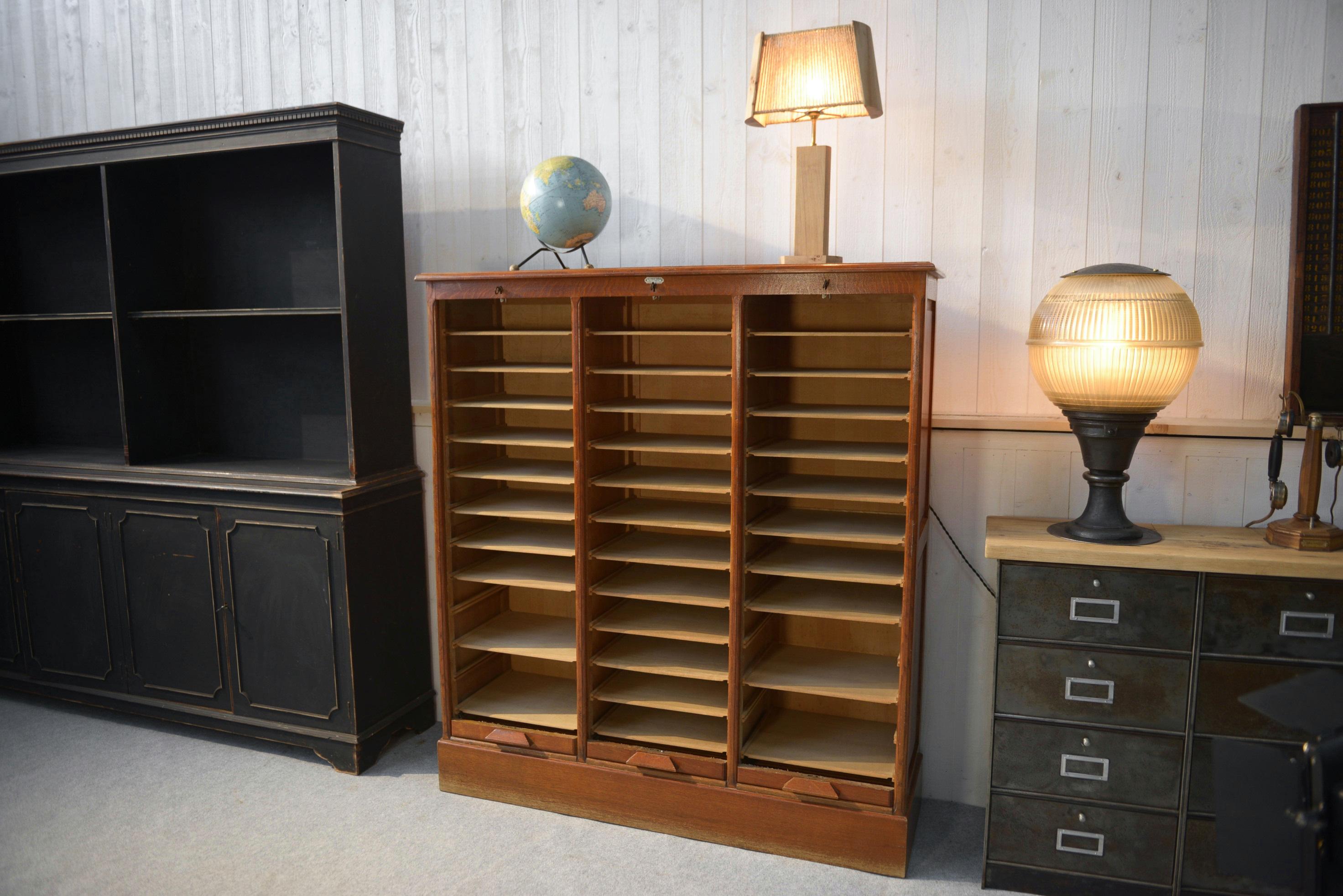 Meuble de notaire en bois à volet de la marque 