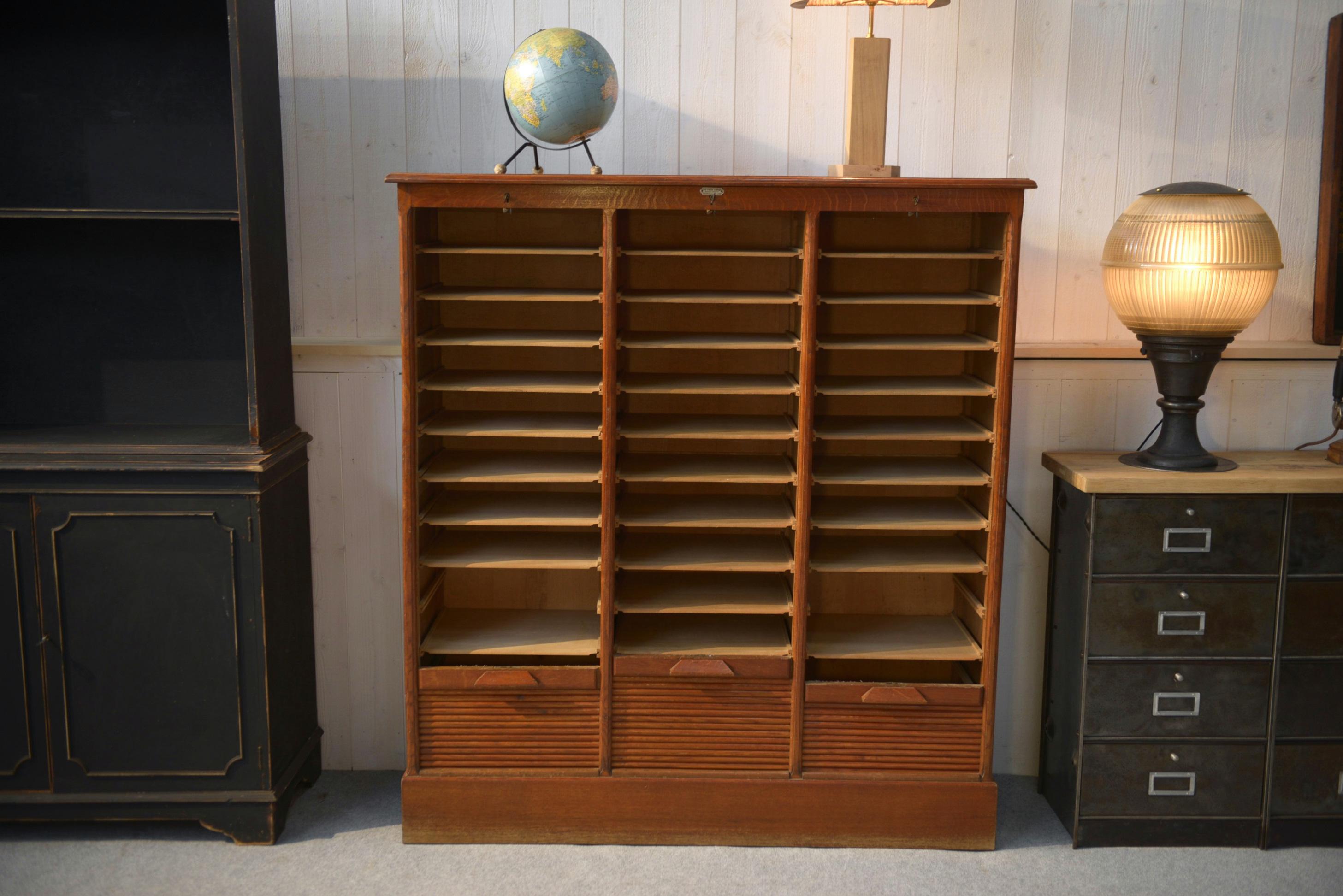 Meuble de notaire en bois à volet de la marque 
