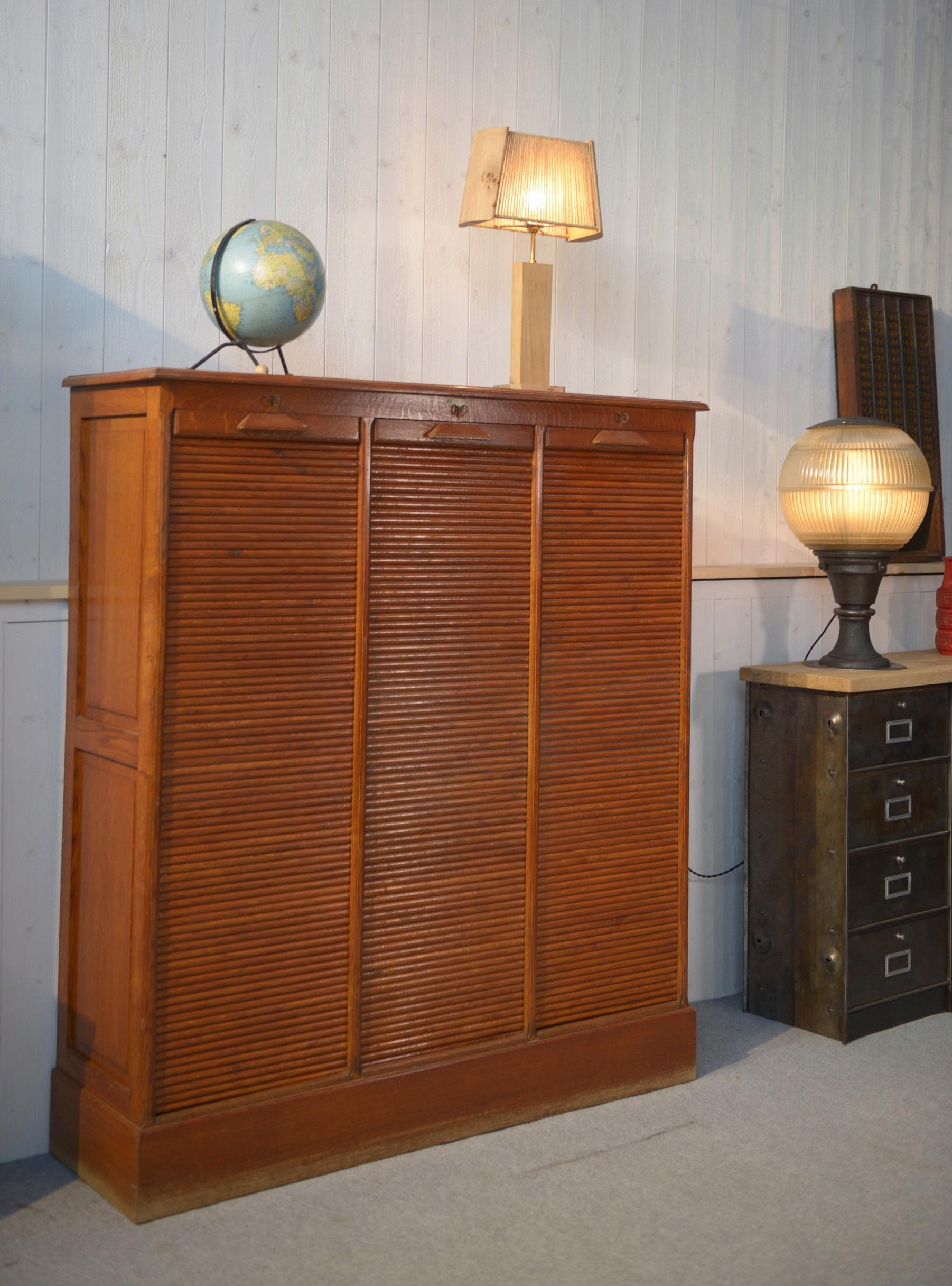 Meuble de notaire en bois à volet de la marque 