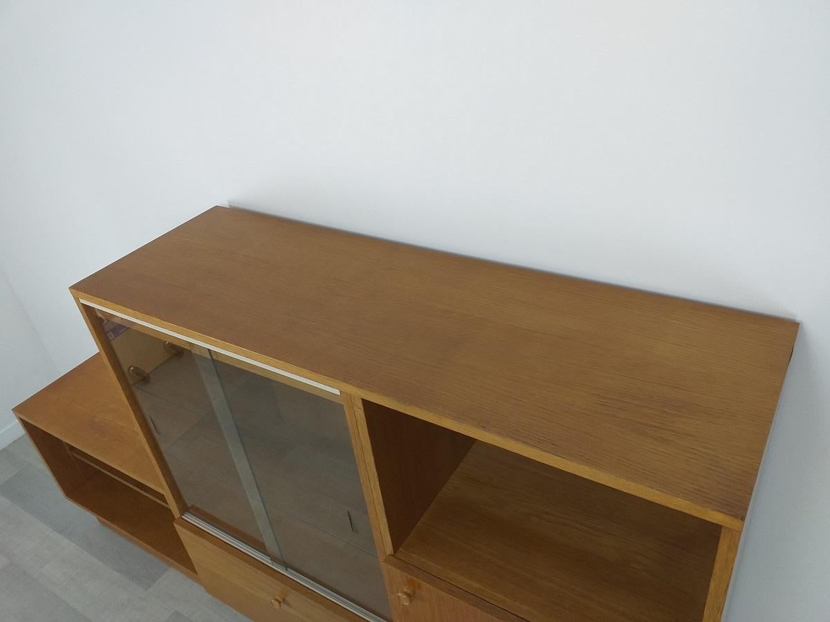Möbel für die Einrichtung einer Bücherei aus Holz  (Moderne) im Angebot