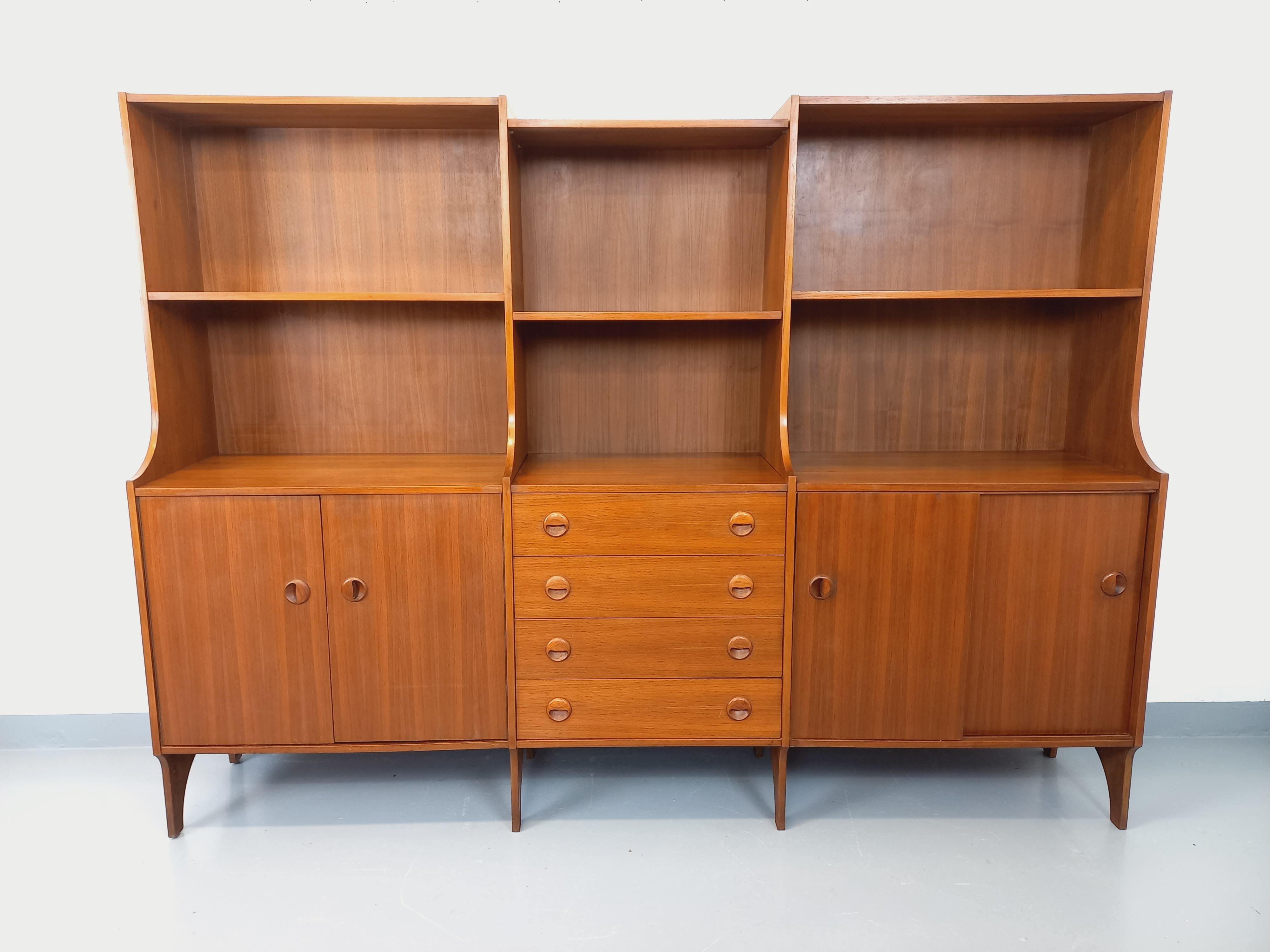 Grand meuble de rangement bibliothèque vintage scandinave des années 60, en 3 parties sur pieds, beau design style scandinave, en teck, belles poignées demi-lune, étagères et niches ouvertes, 4 tiroirs, 2 portes battantes, 2 portes coulissantes avec