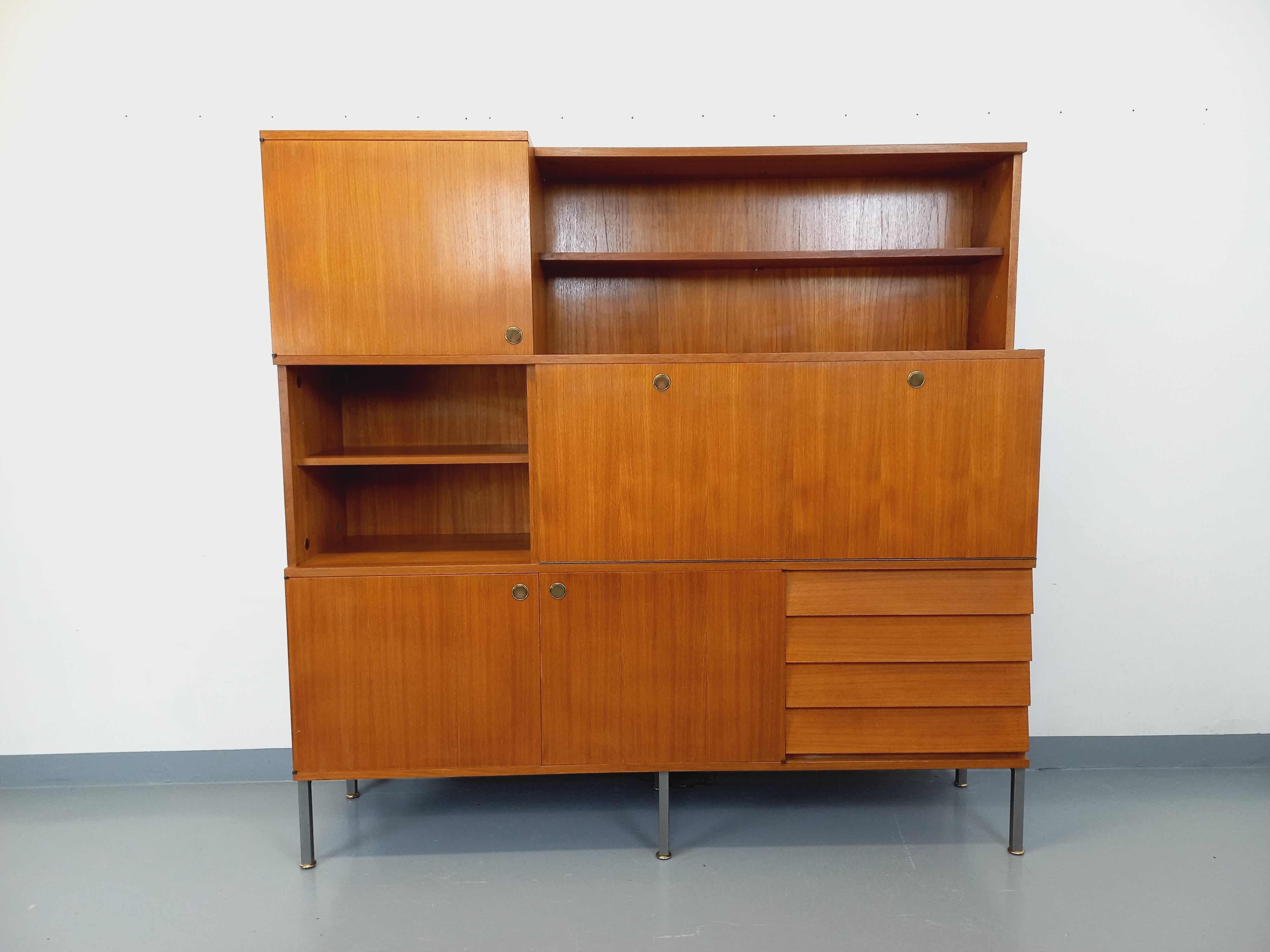 Grande mobile per biblioteca modernista vintage degli anni '60, modello di Louis Paolozzi per l'editore Monopoly, in teck, piedini metallici, 3 ante, grande secrétaire con nicchie e tiri interni che possono servire da ufficio, molte nicchie aperte,