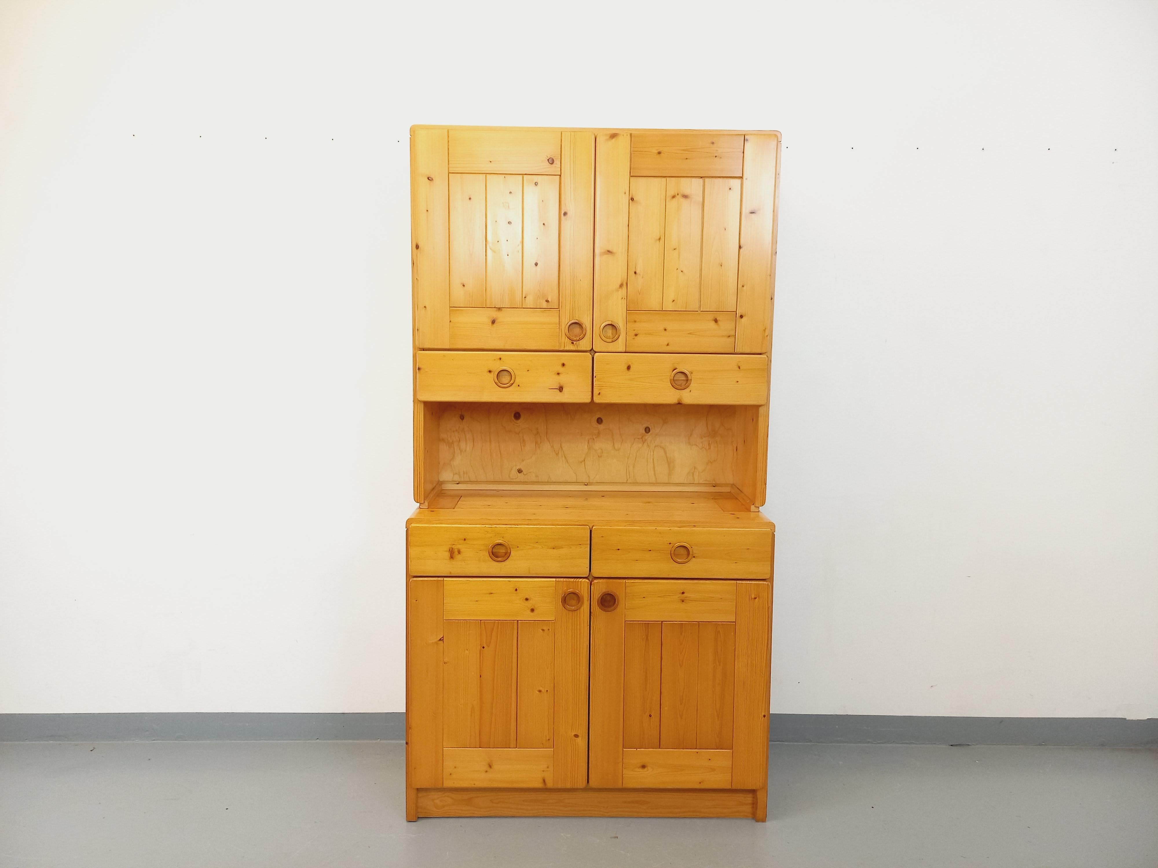 Meuble de rangement Charlotte Perriand Les Arcs vintage en pin des années 60 70 en vente 3