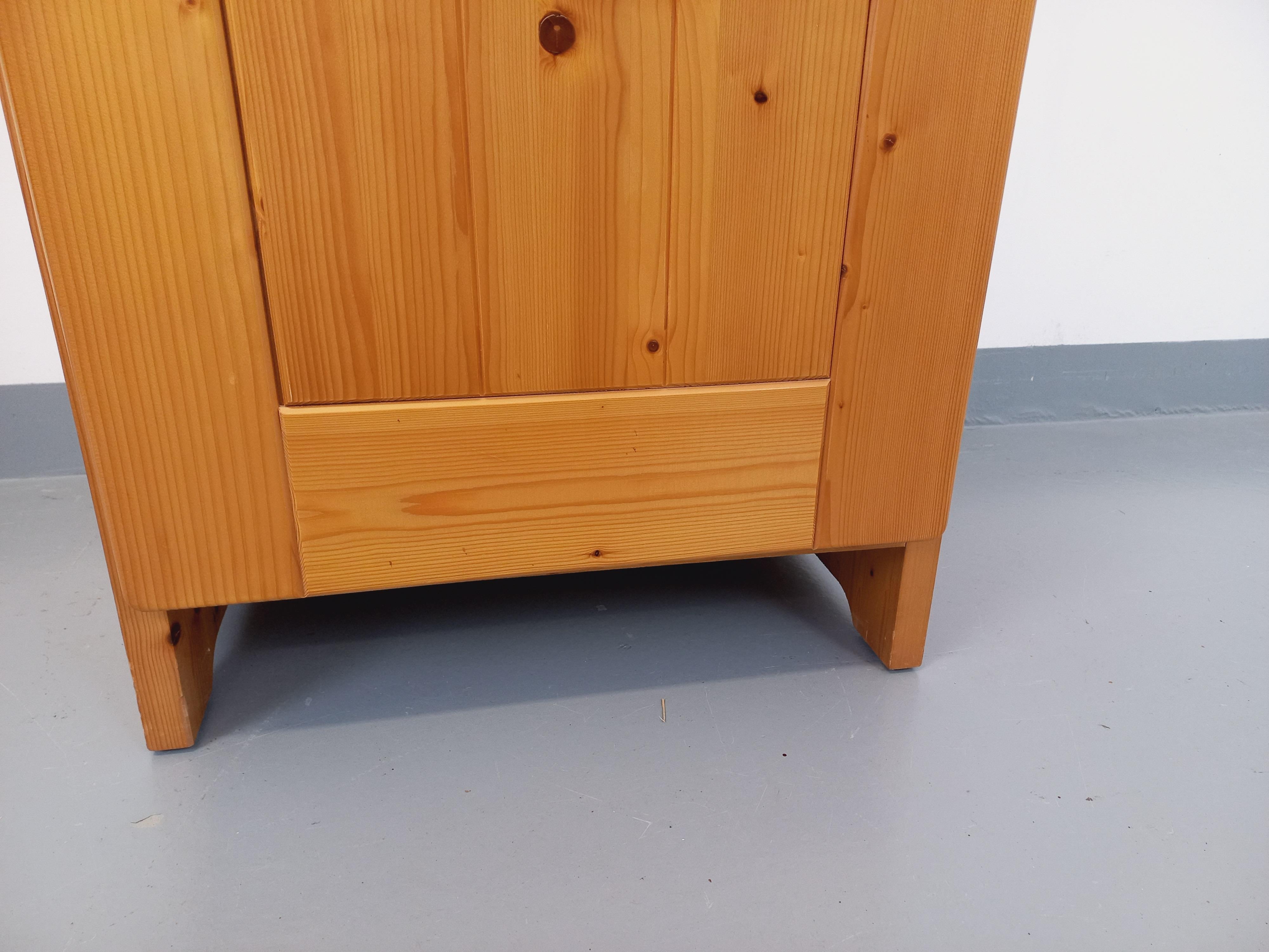 Meuble de rangement Charlotte Perriand Les Arcs vintage en pin des années 60 70 in vendita 4