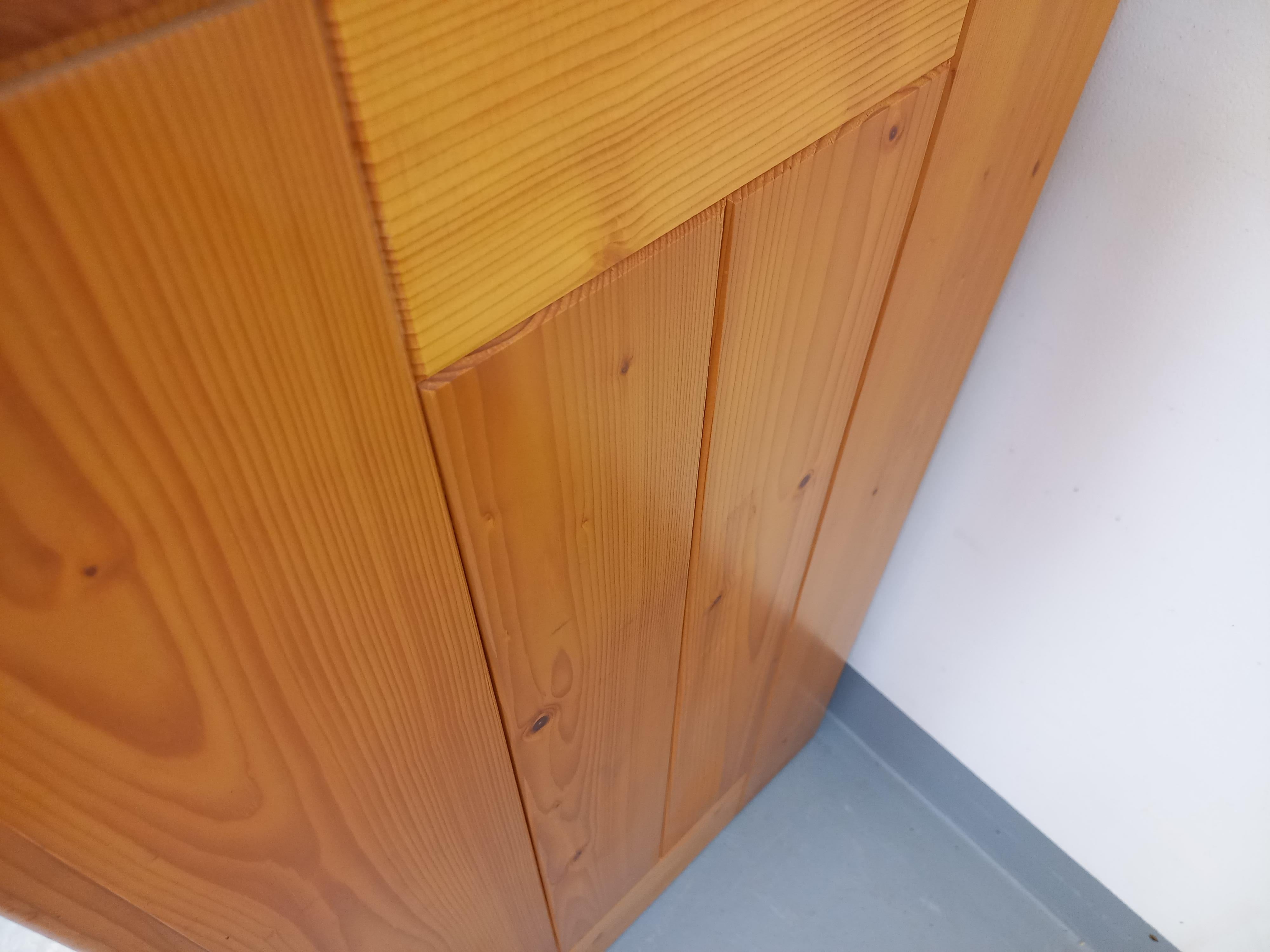 Meuble de rangement Charlotte Perriand Les Arcs vintage en pin des années 60 70 in vendita 4