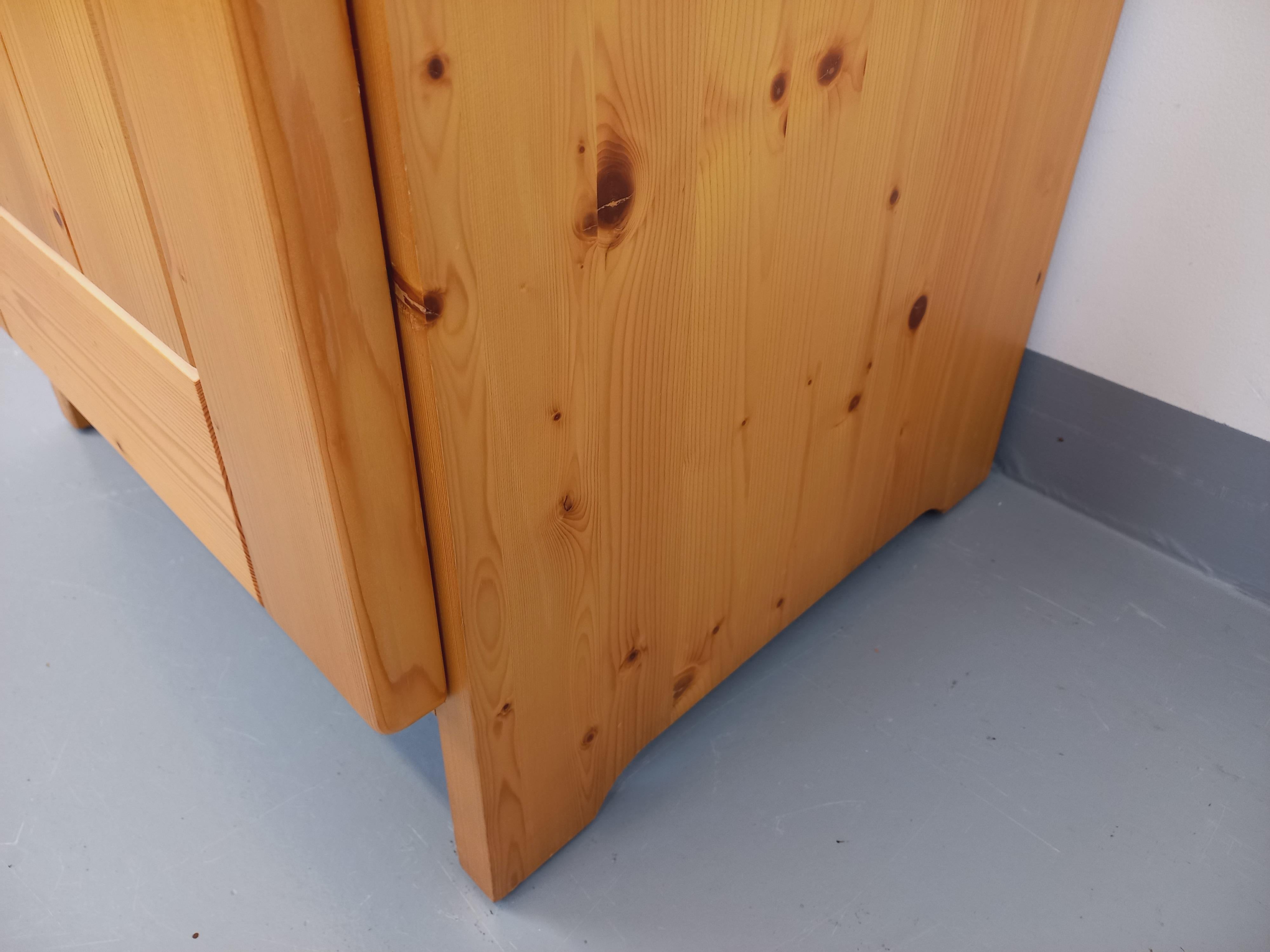 Meuble de rangement Charlotte Perriand Les Arcs vintage en pin des années 60 70 in vendita 5