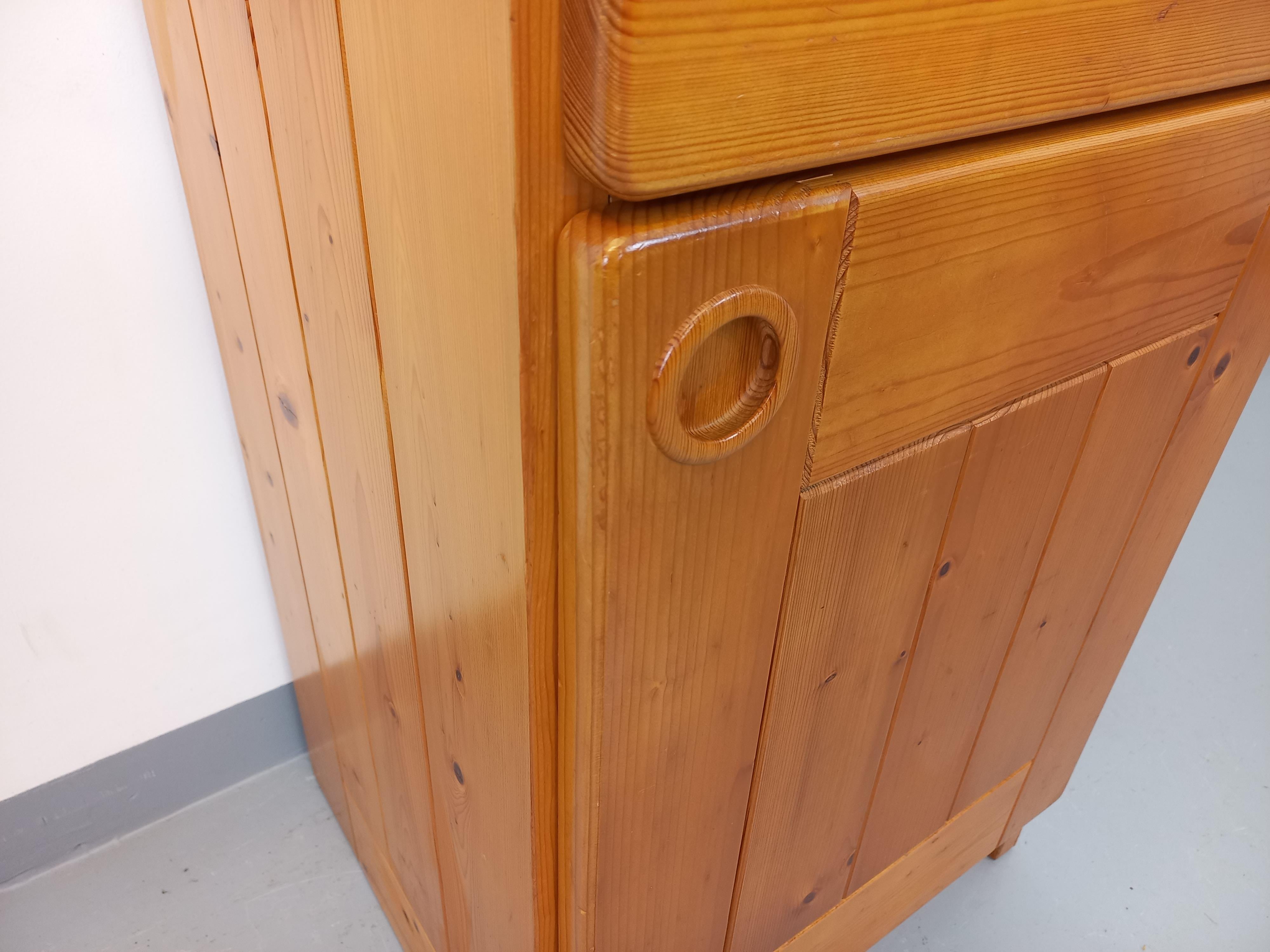 Meuble de rangement Charlotte Perriand Les Arcs vintage en pin des années 60 70 in vendita 5