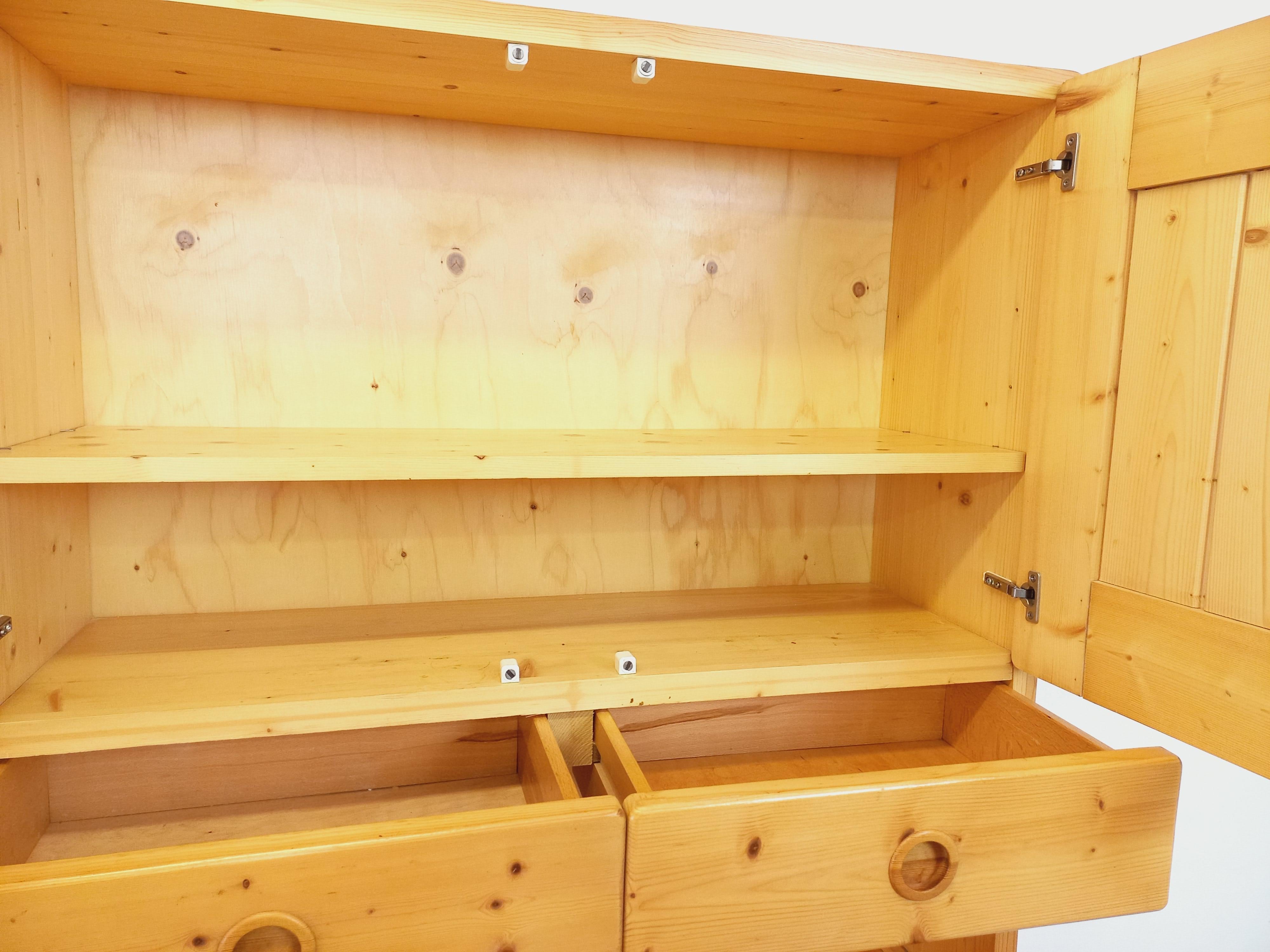 Meuble de rangement Charlotte Perriand Les Arcs vintage en pin des années 60 70 en vente 5