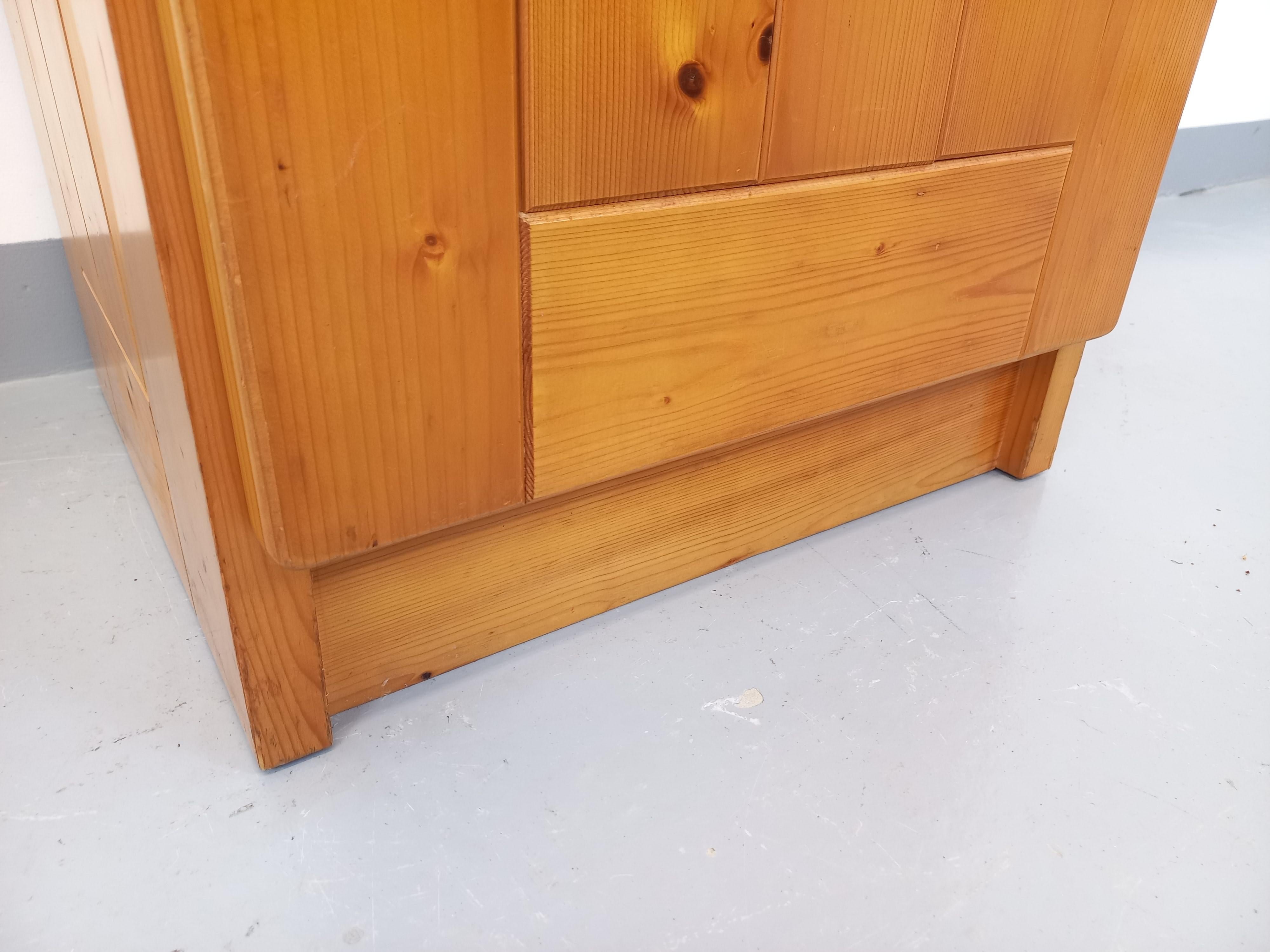 Meuble de rangement Charlotte Perriand Les Arcs vintage en pin des années 60 70 in vendita 6