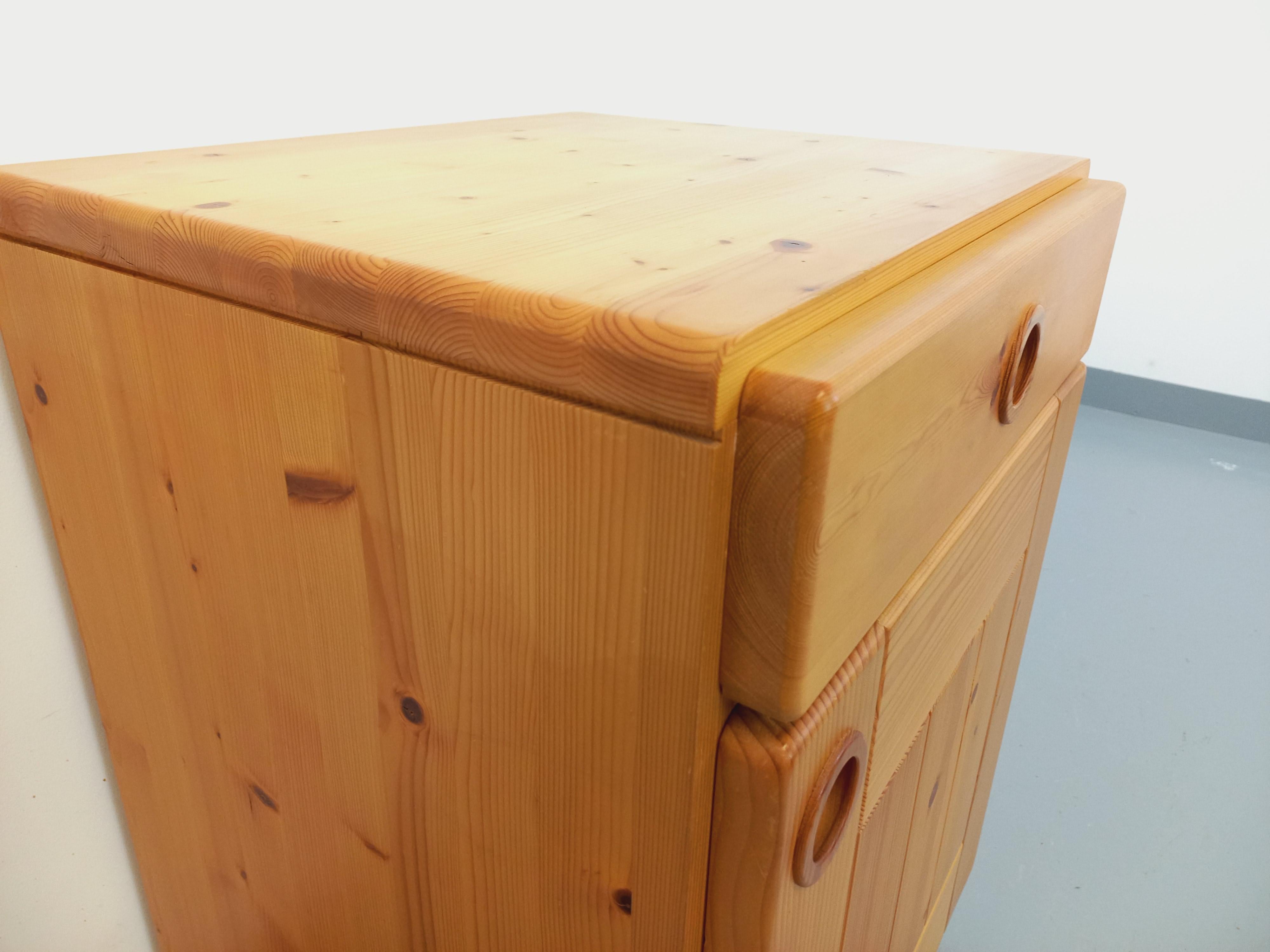 Meuble de rangement Charlotte Perriand Les Arcs vintage en pin des années 60 70 in vendita 7