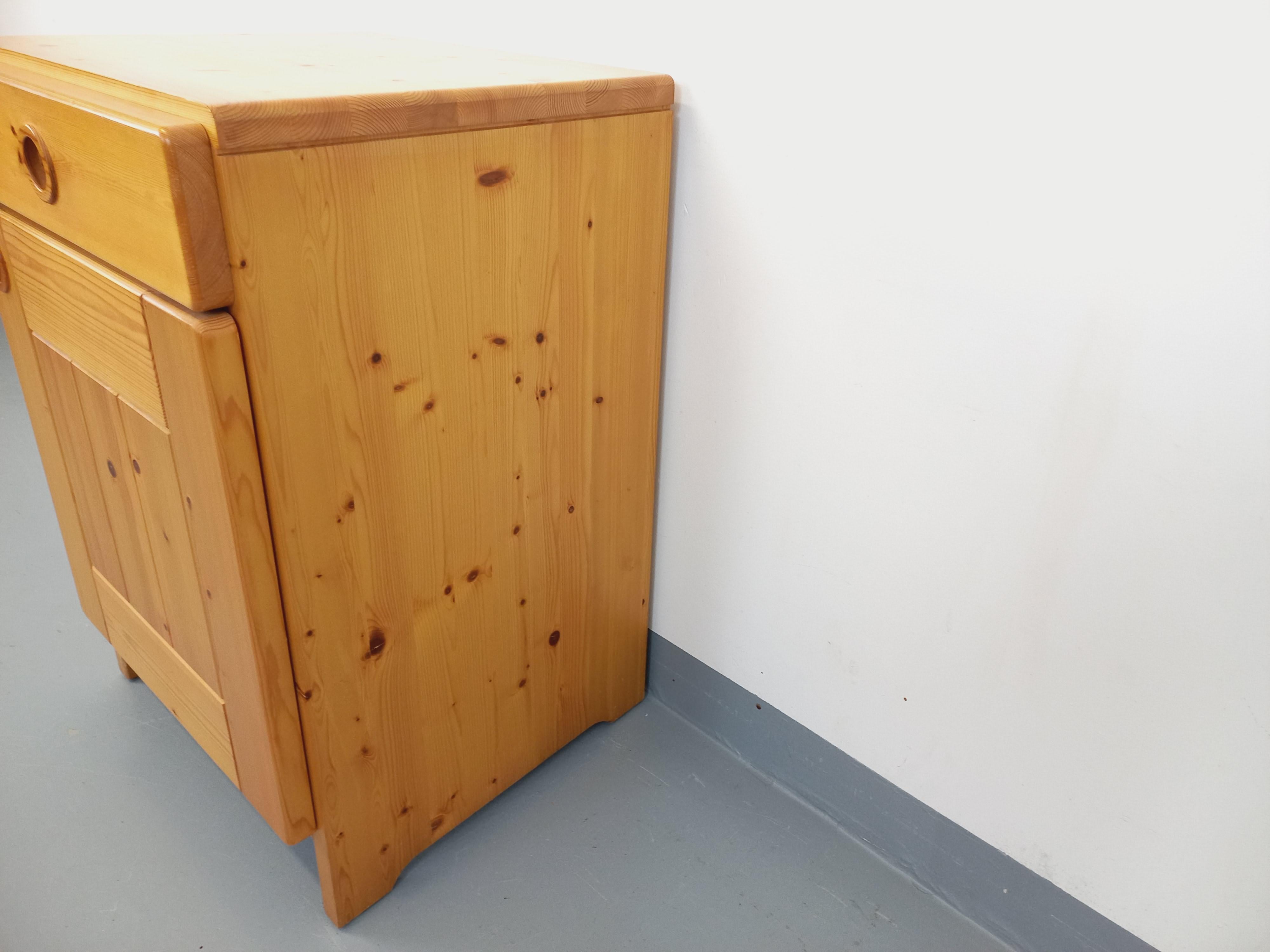 Meuble de rangement Charlotte Perriand Les Arcs vintage en pin des années 60 70 in vendita 8