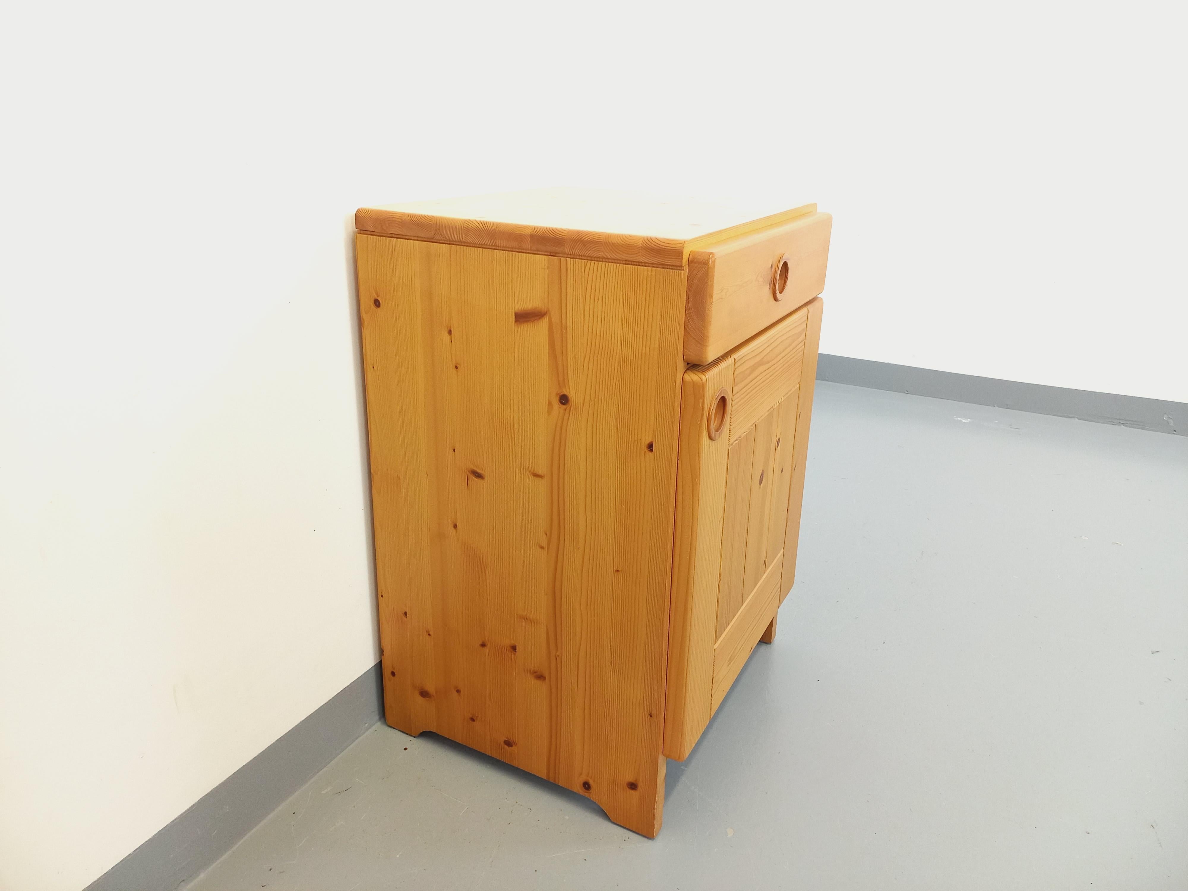 Meuble de rangement Charlotte Perriand Les Arcs vintage en pin des années 60 70 in vendita 9