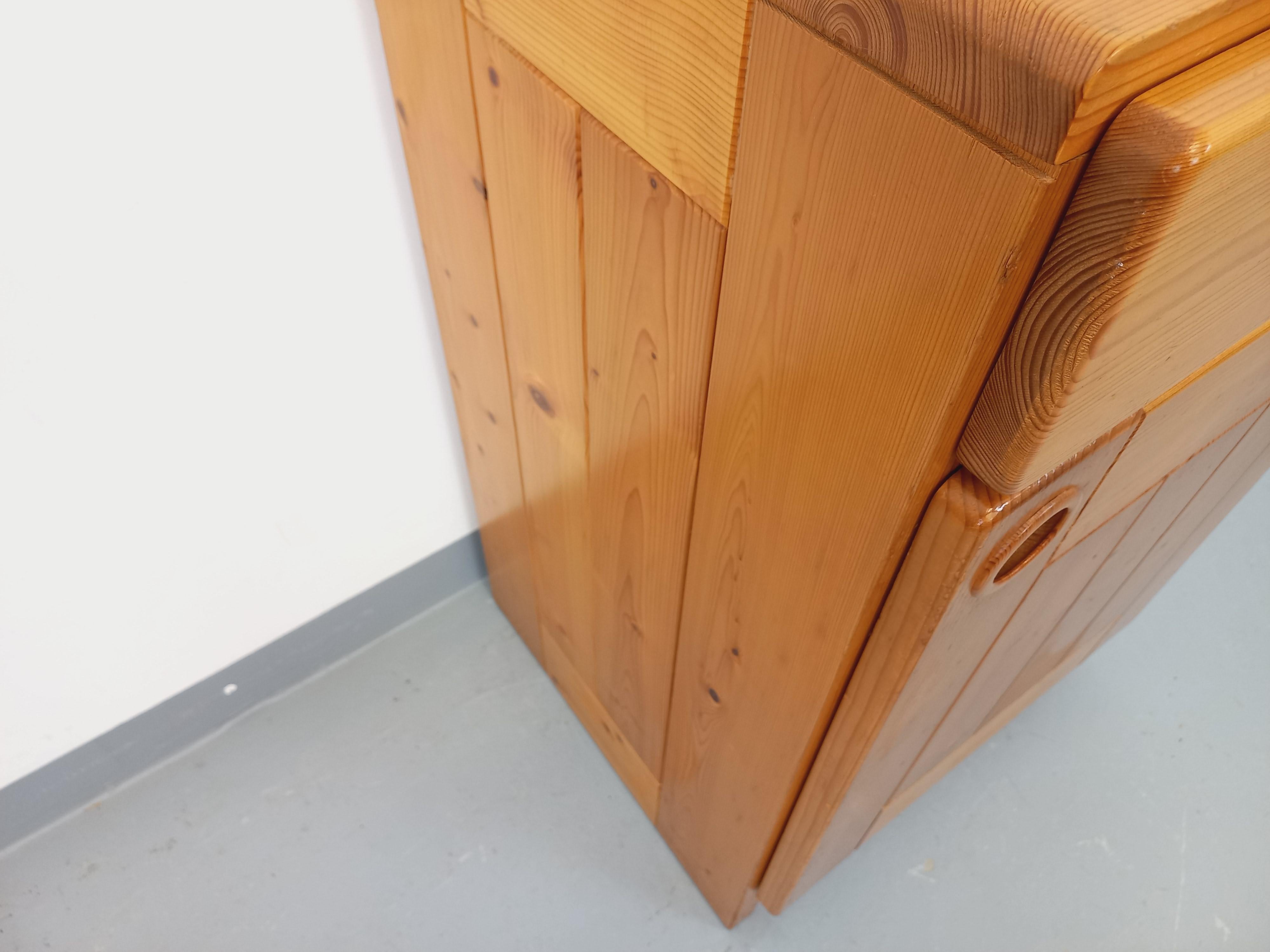 Meuble de rangement Charlotte Perriand Les Arcs vintage en pin des années 60 70 in vendita 9