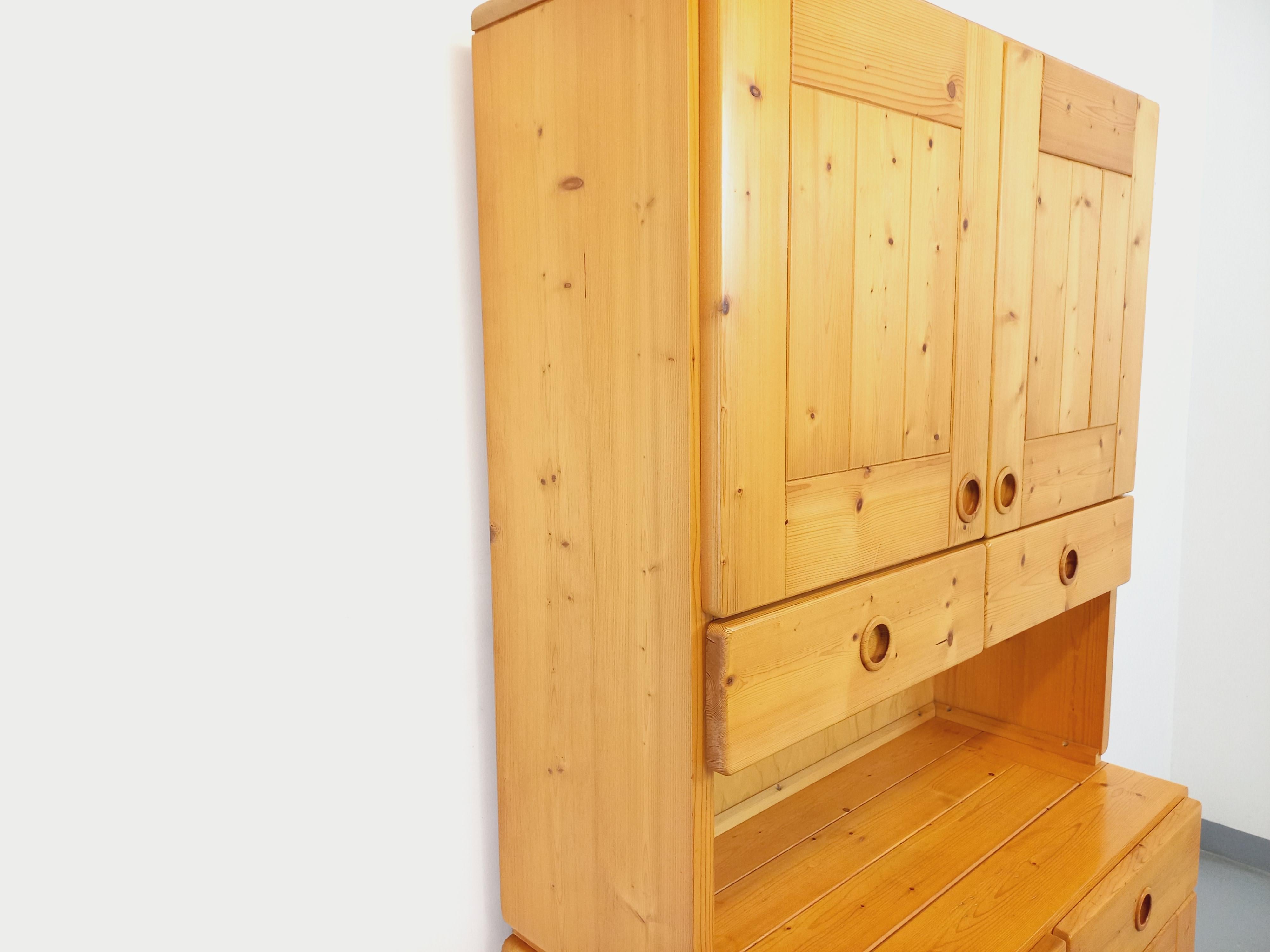 Meuble de rangement Charlotte Perriand Les Arcs vintage en pin des années 60 70 en vente 9