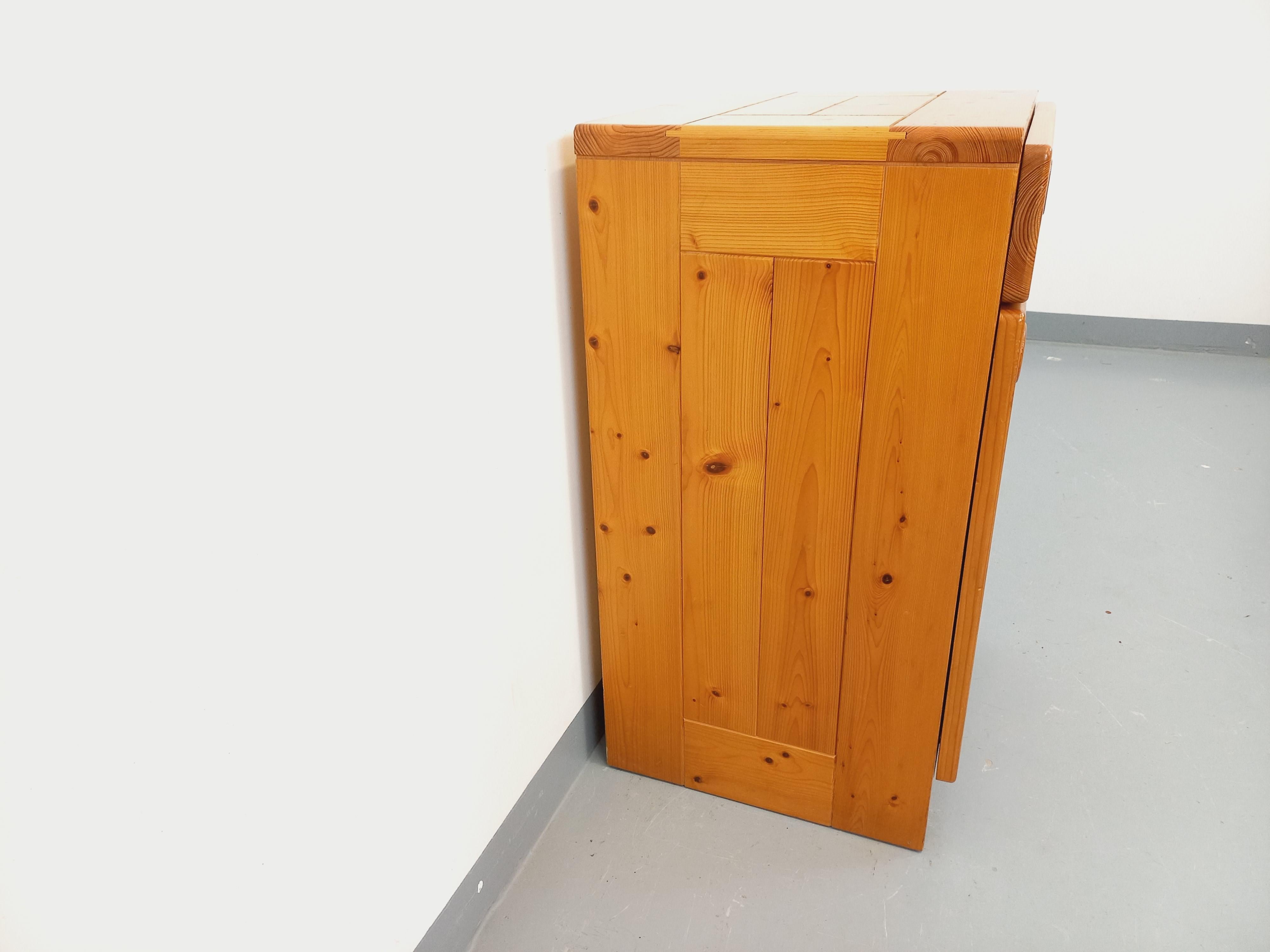 Meuble de rangement Charlotte Perriand Les Arcs vintage en pin des années 60 70 in vendita 10