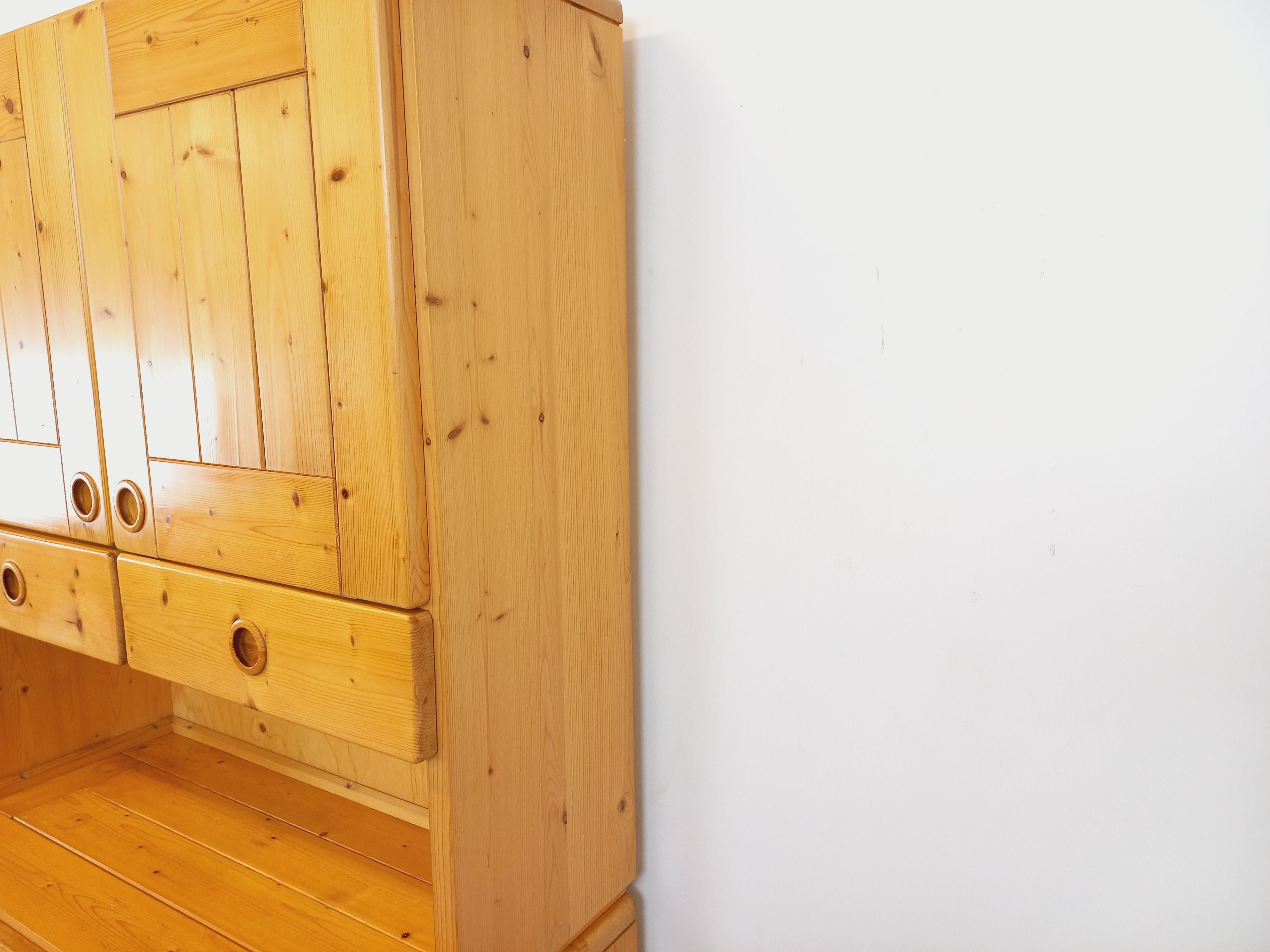 Meuble de rangement Charlotte Perriand Les Arcs vintage en pin des années 60 70 en vente 10