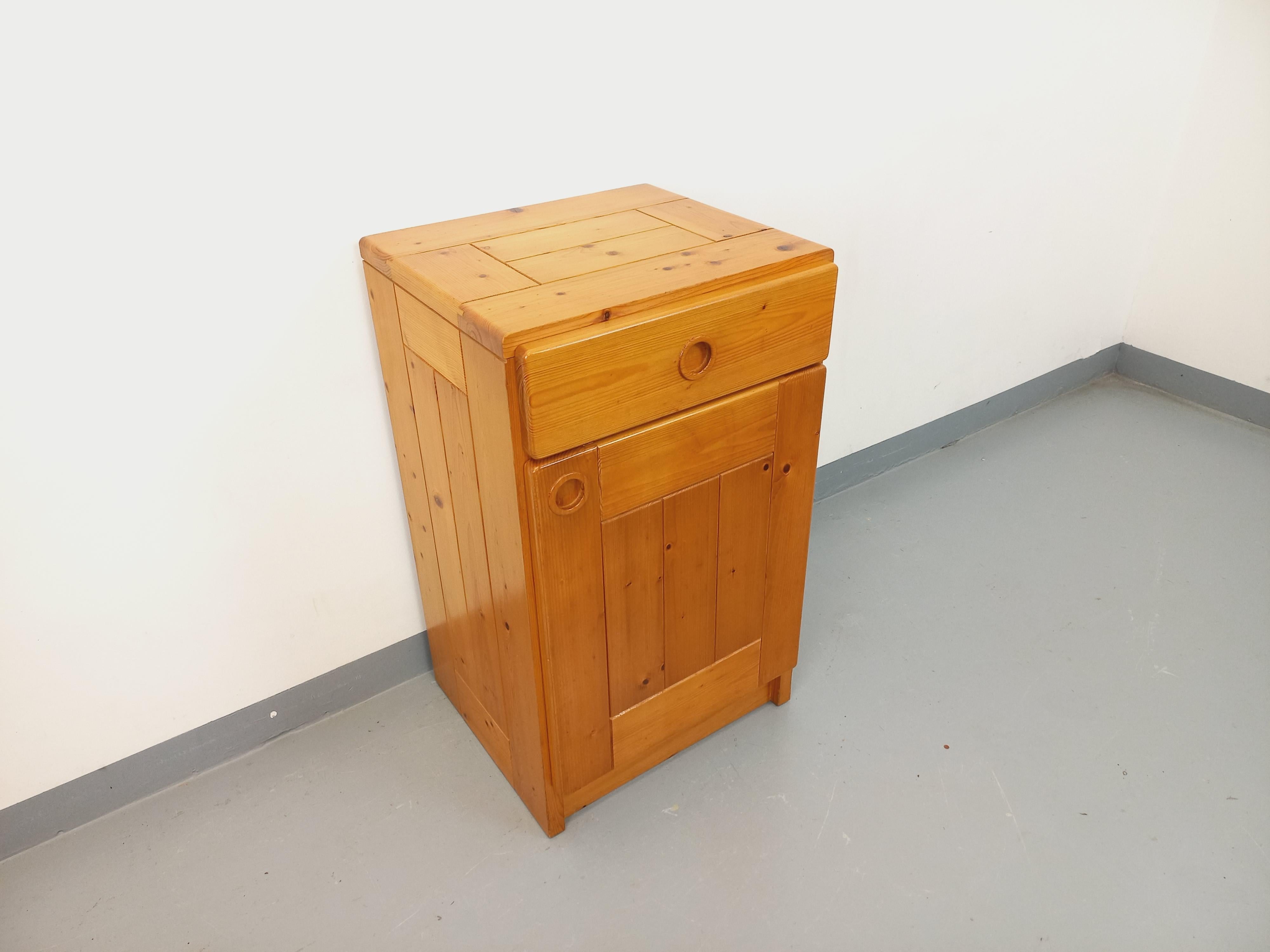 Meuble de rangement Charlotte Perriand Les Arcs vintage en pin des années 60 70 in vendita 11