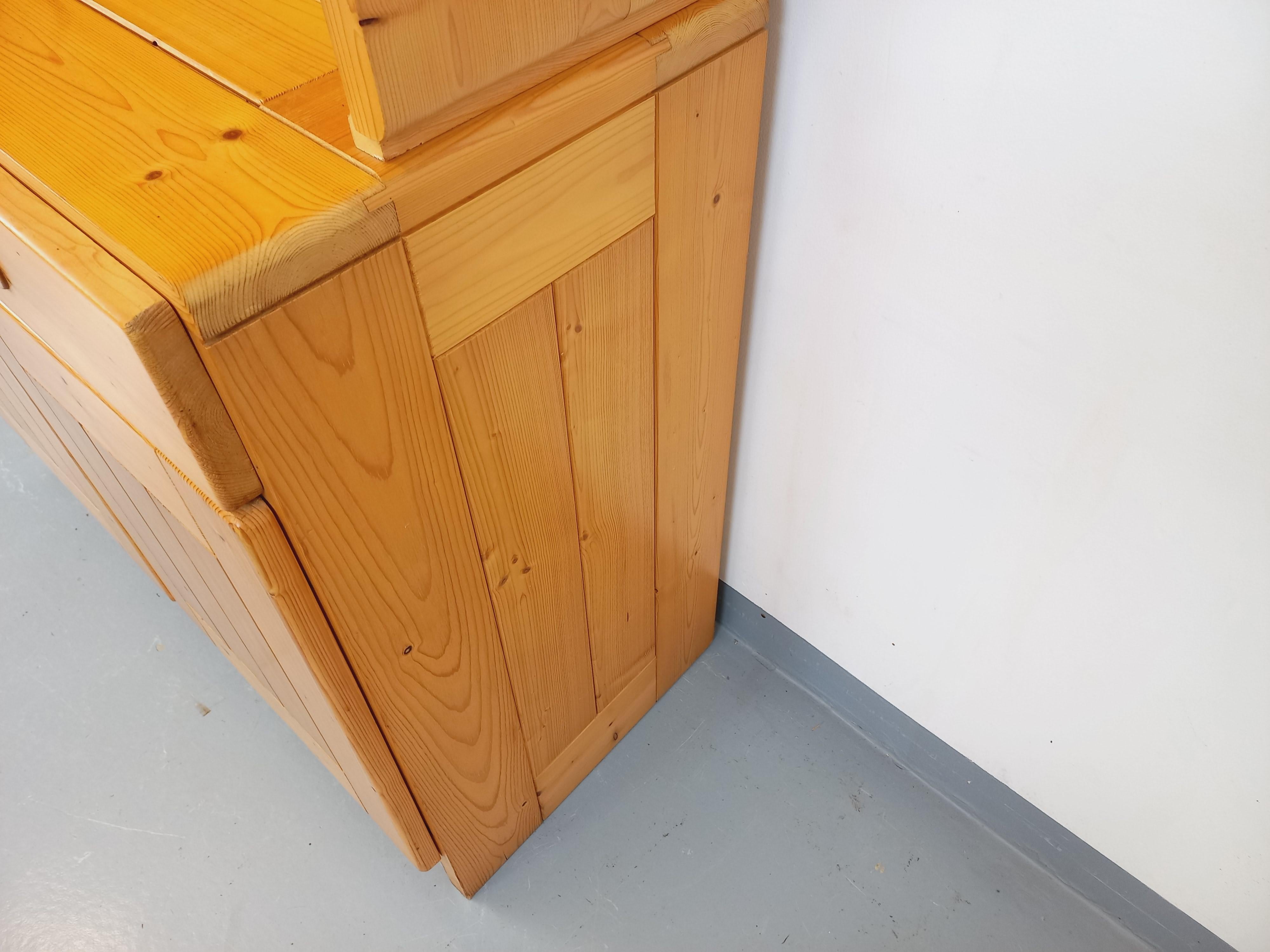 Meuble de rangement Charlotte Perriand Les Arcs vintage en pin des années 60 70 en vente 11