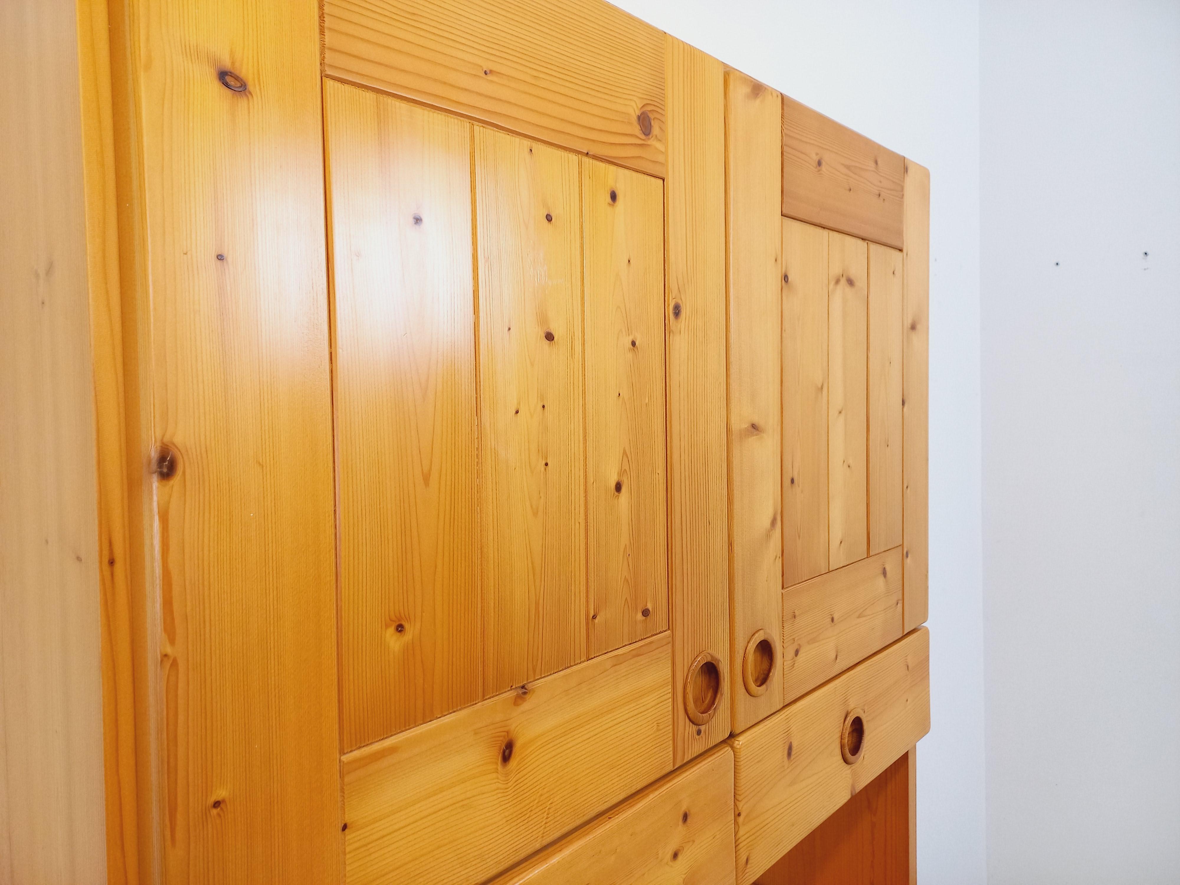 Meuble de rangement Charlotte Perriand Les Arcs vintage en pin des années 60 70 en vente 12